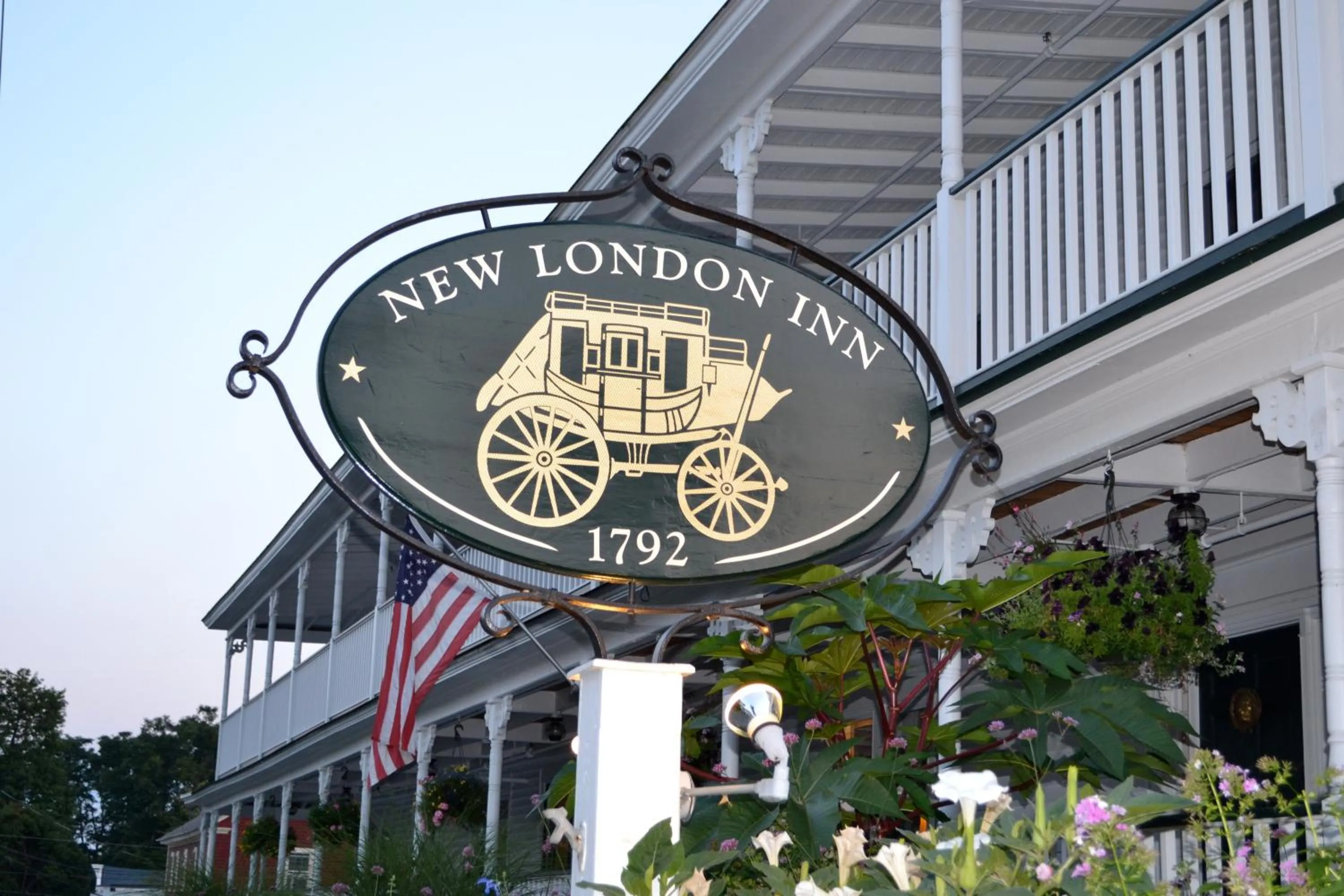 Facade/entrance in The New London Inn