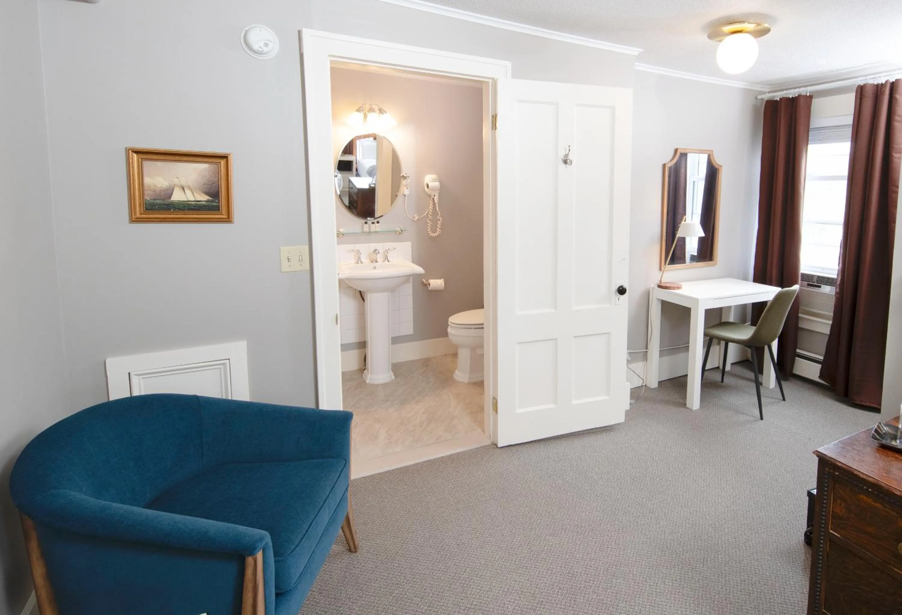 Bedroom in The New London Inn