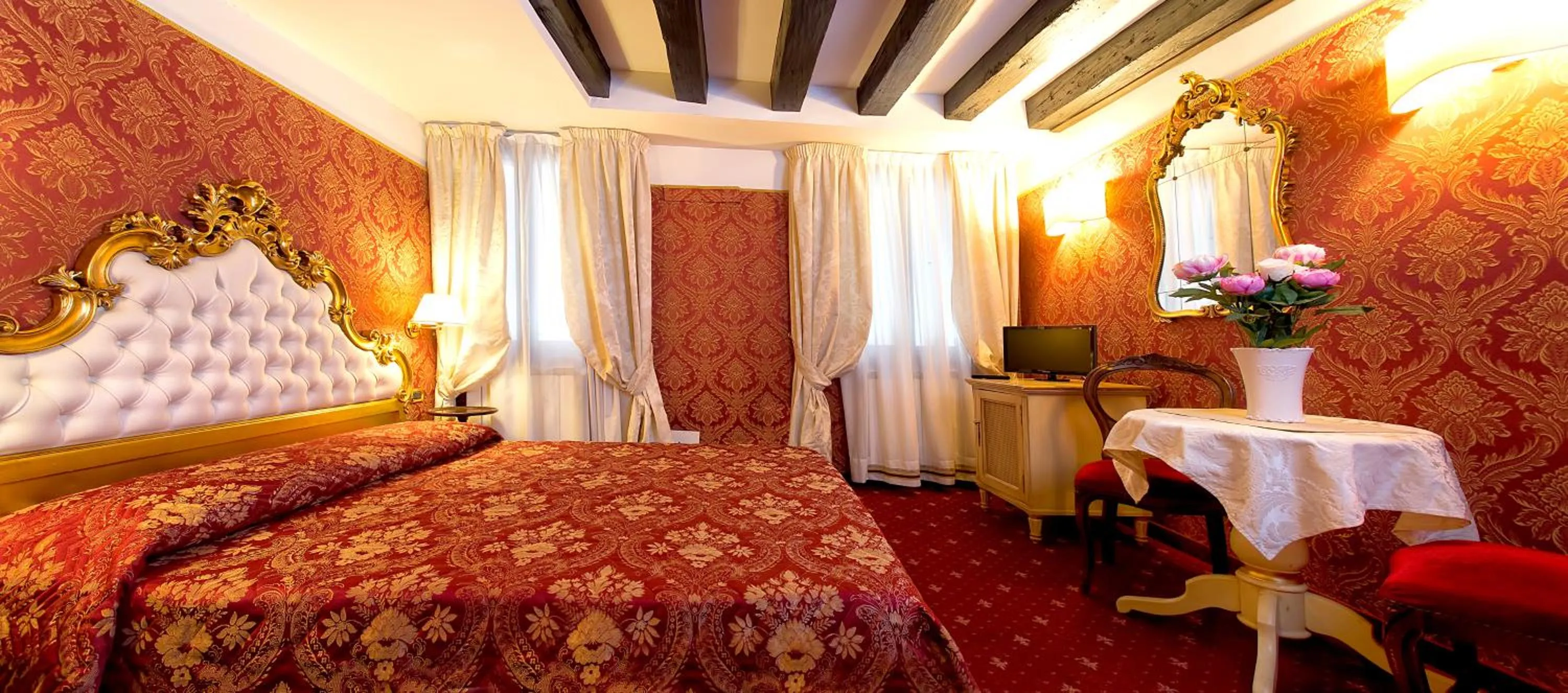 Photo of the whole room, Bed in Ca' Della Loggia