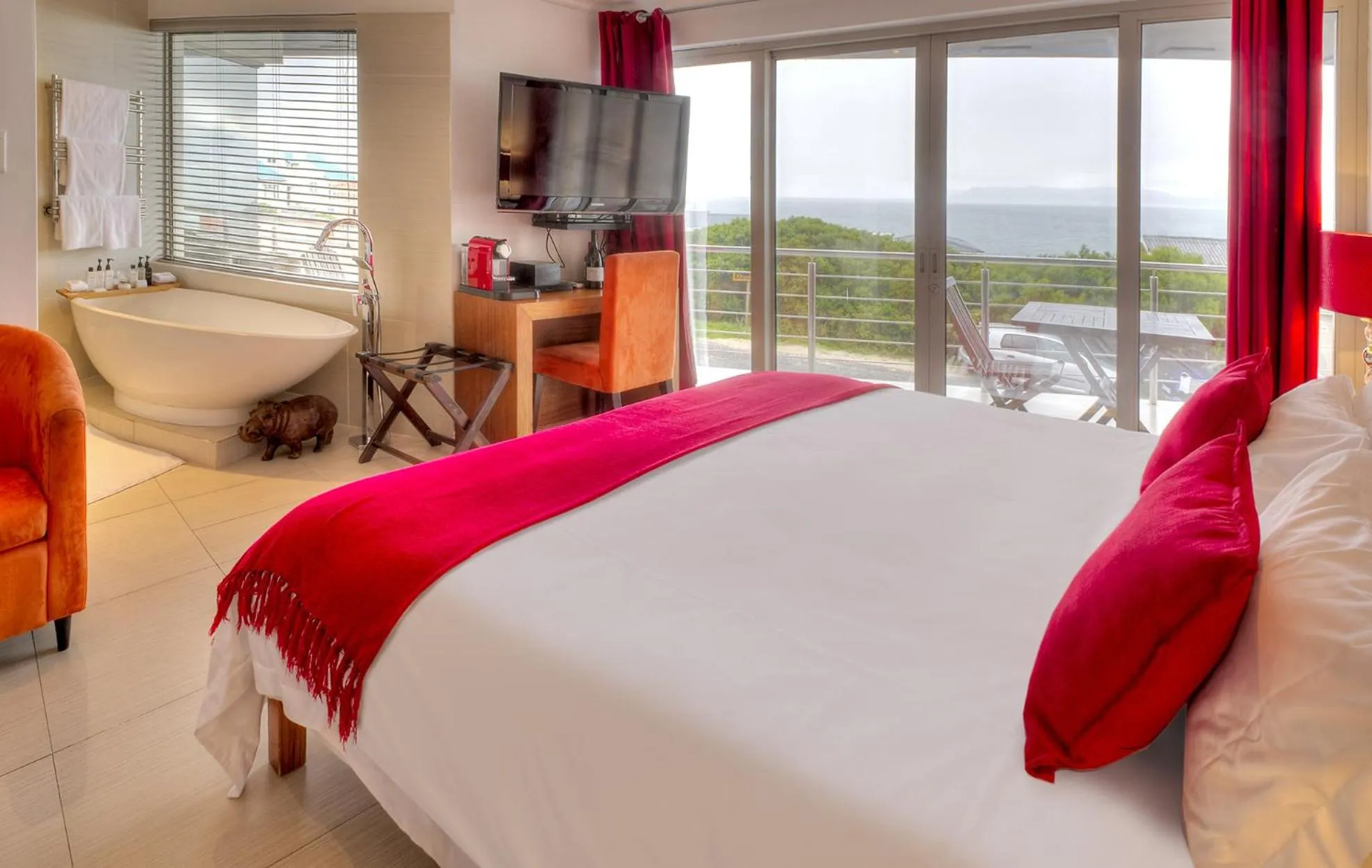 Photo of the whole room, Bed in Sea Star Lodge