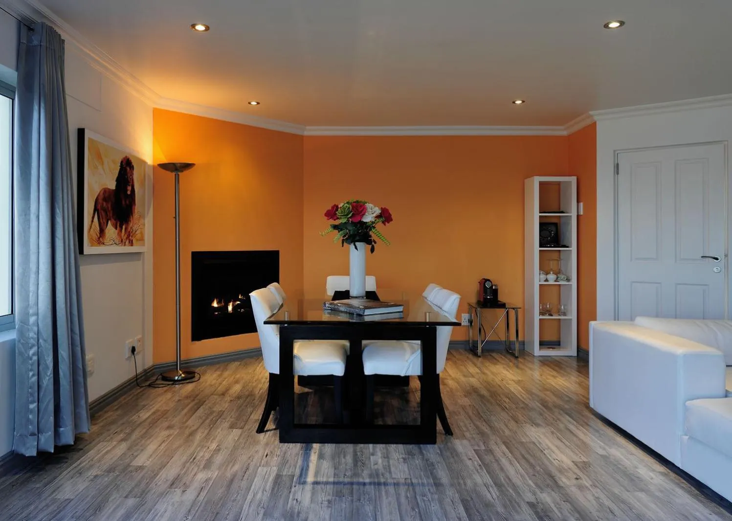 Dining area, Bed in Sea Star Lodge