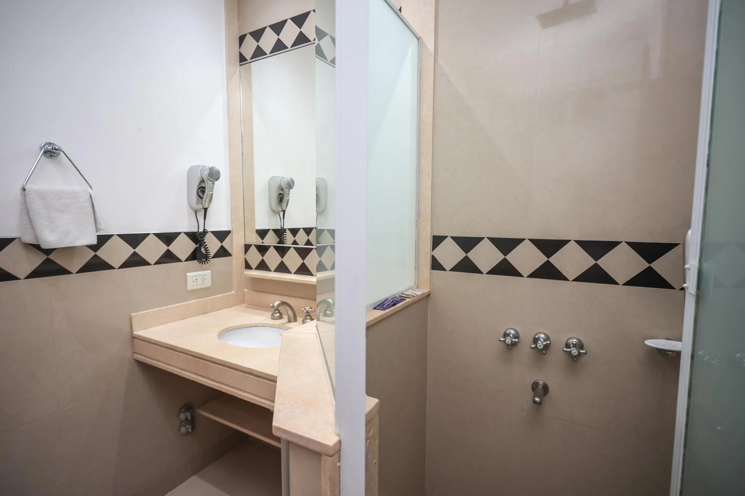 Bathroom in Hotel A&B Internacional