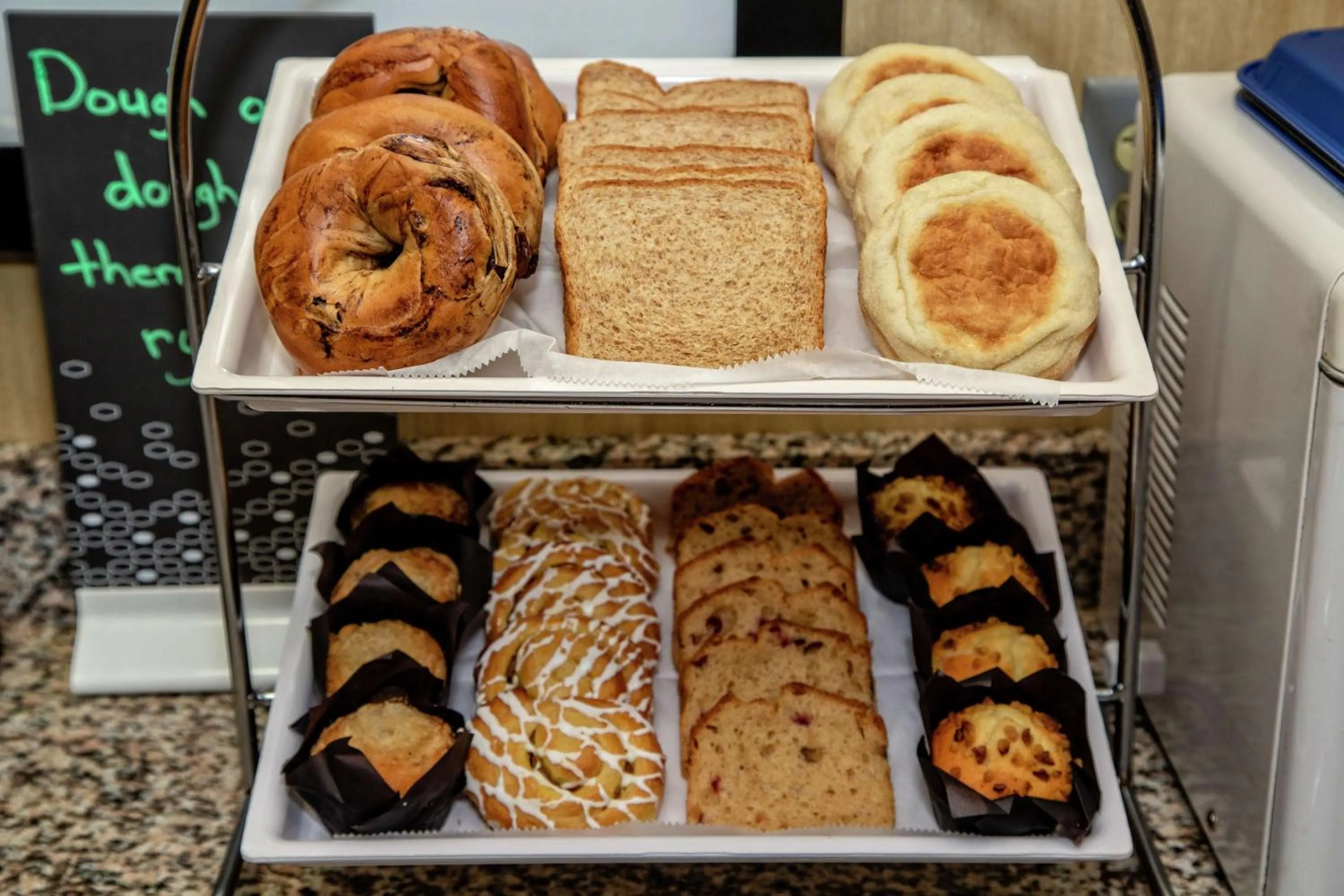 Dining area in Hampton Inn Ashland