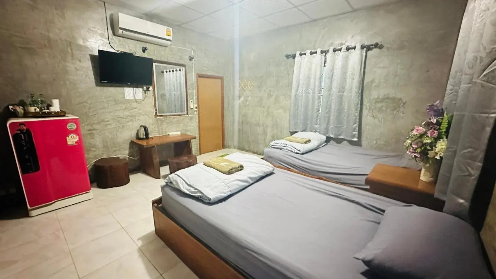 Standard Twin Room in บ้านภทรพรรณ ขุนยวม แม่ฮ่องสอน PATARAPHAN HOUSE, Khunyuam, Maehongson, Thailand Standard Twin Room in บ้านภทรพรรณ ขุนยวม แม่ฮ่องสอน PATARAPHAN HOUSE, Khunyuam, Maehongson, Thailand