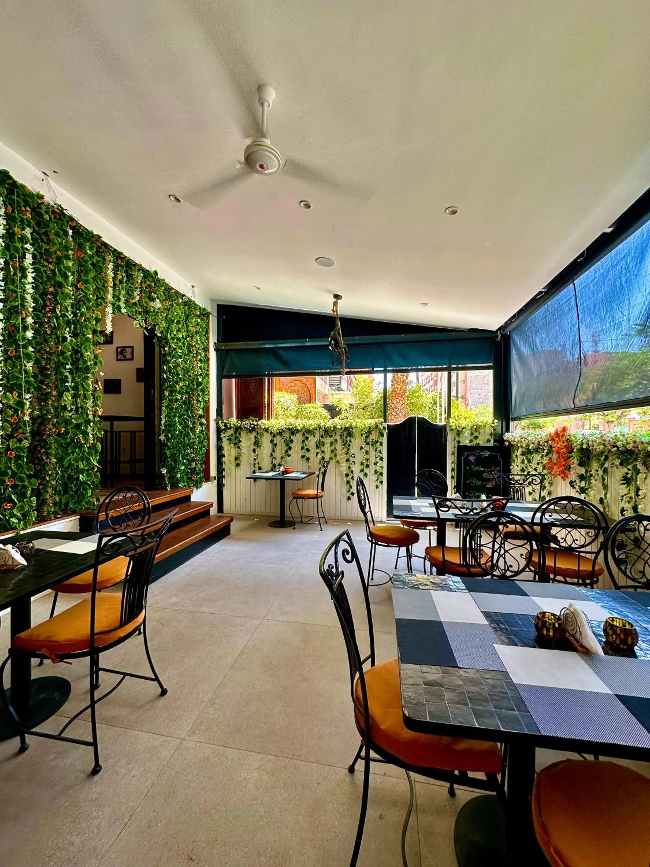 Restaurant/Places to Eat in Hotel Les Trois Palmiers