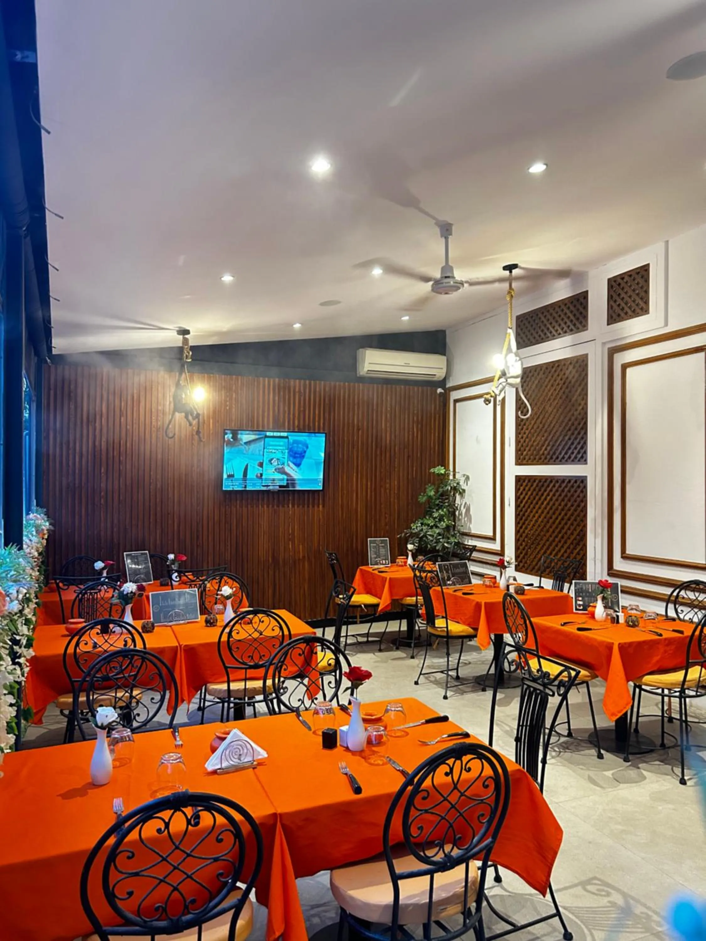 Restaurant/Places to Eat in Hotel Les Trois Palmiers