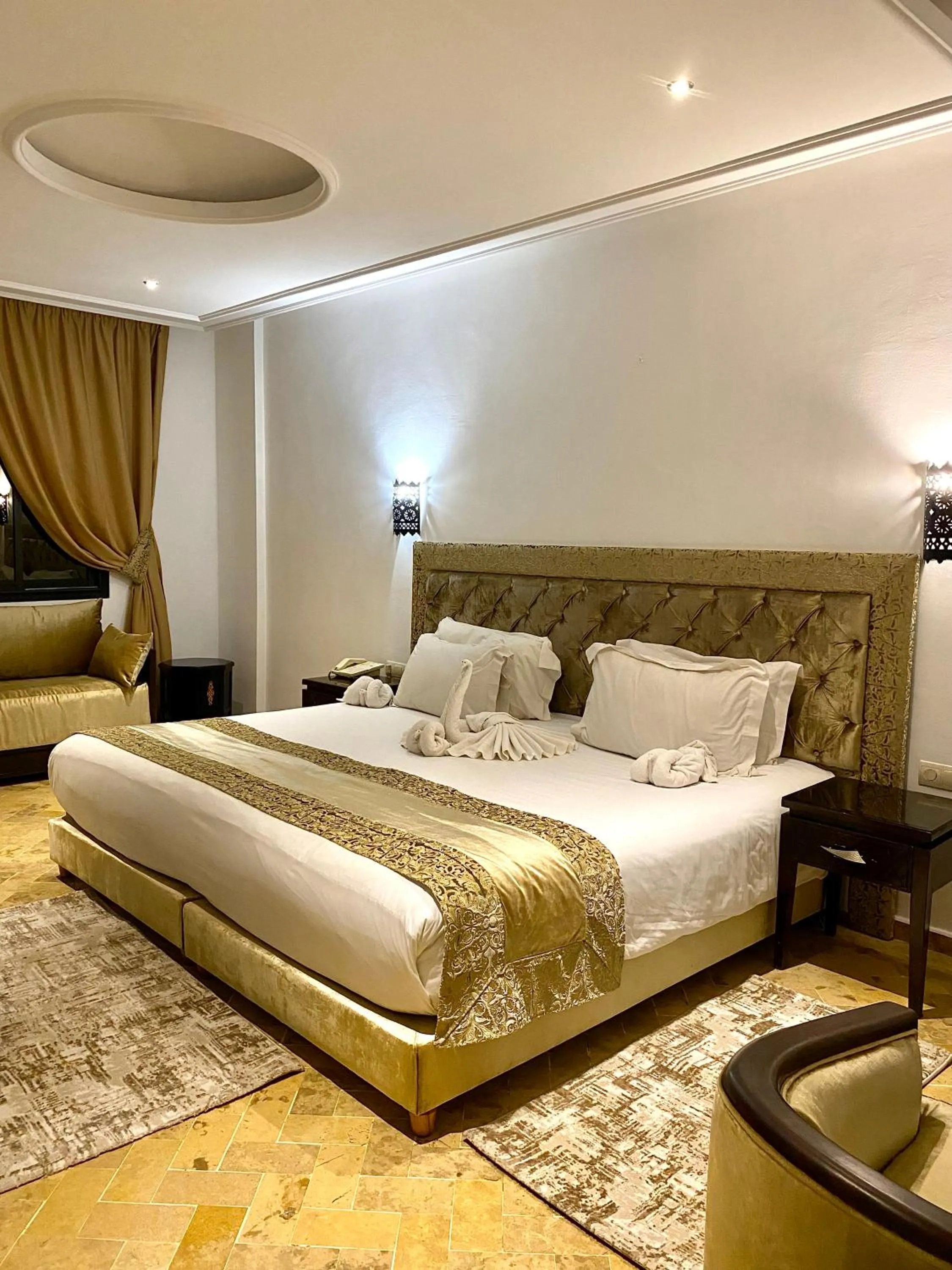 Bed in Hotel Les Trois Palmiers