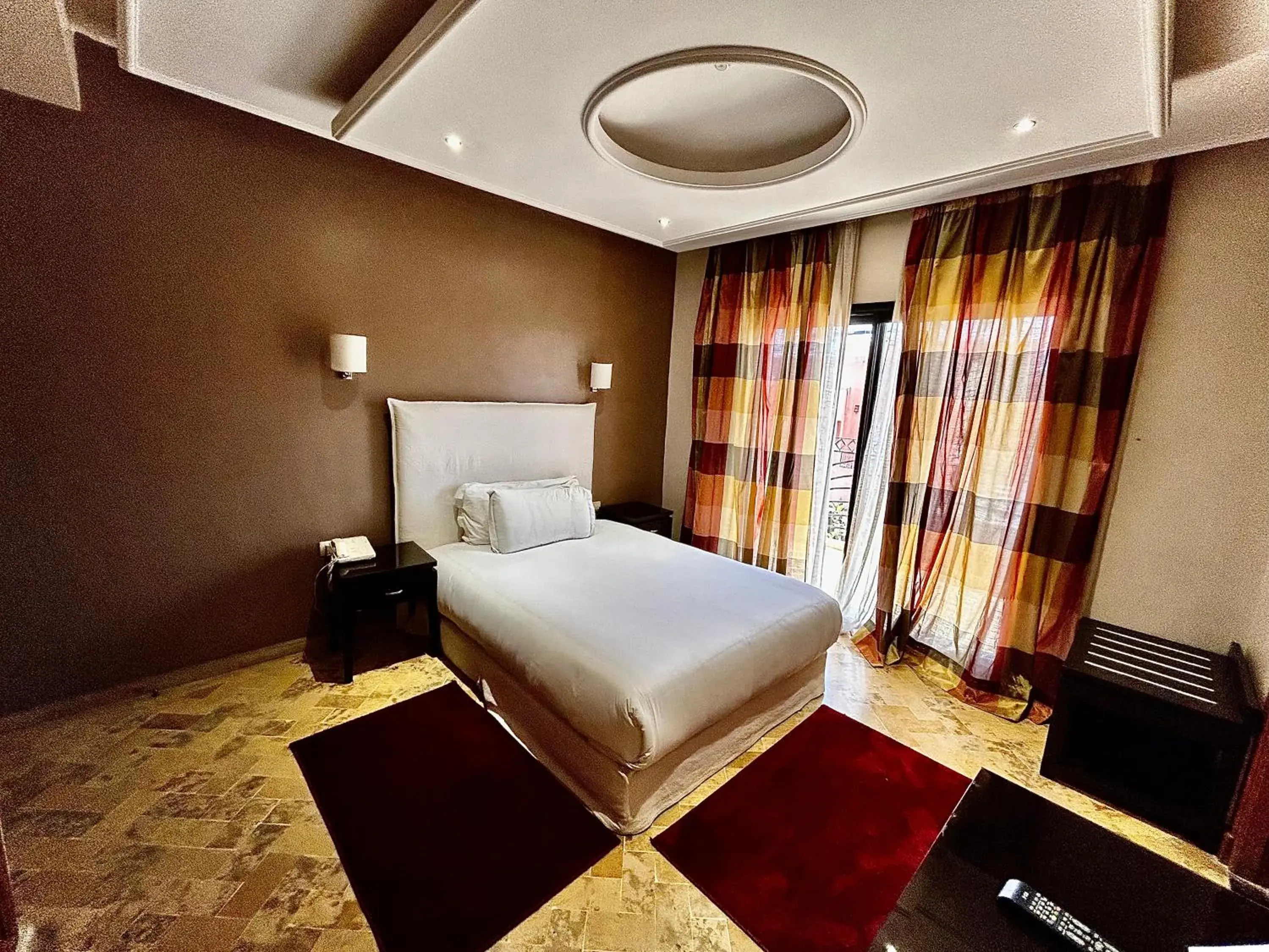 Photo of the whole room, Bed in Hotel Les Trois Palmiers