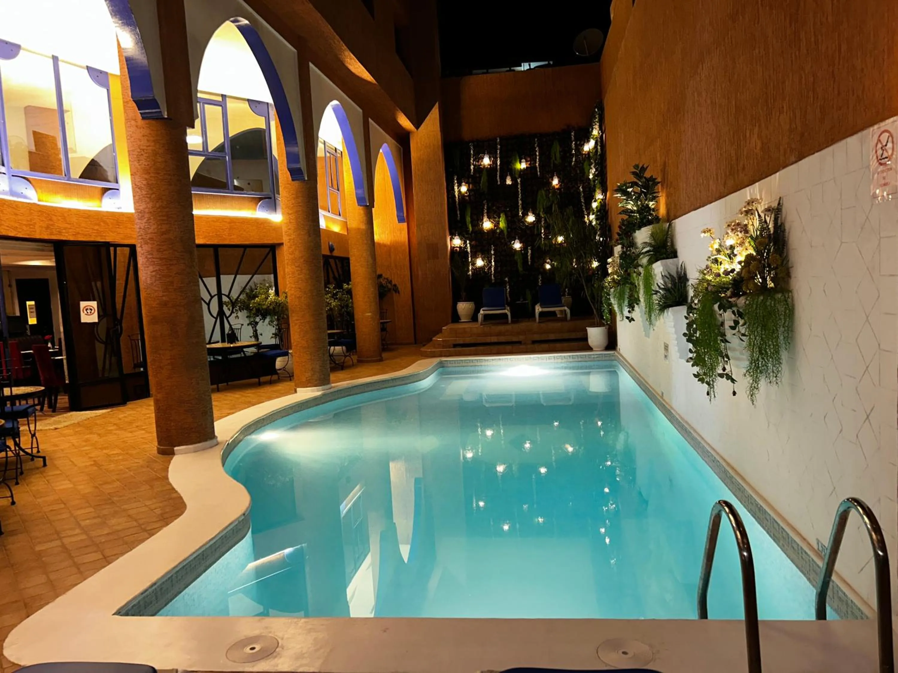 Swimming Pool in Hotel Les Trois Palmiers