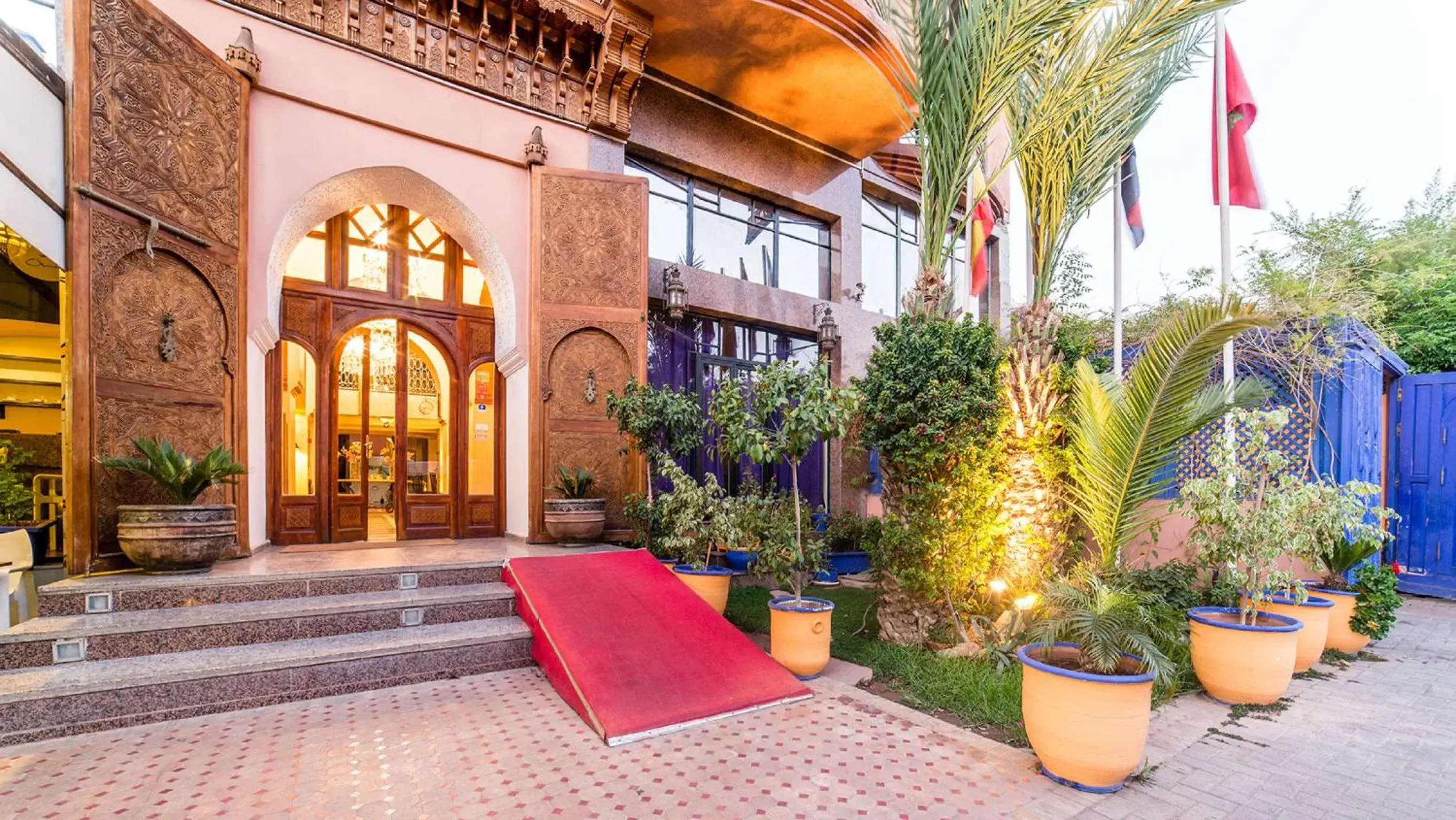 Facade/entrance, Property Building in Hotel Les Trois Palmiers