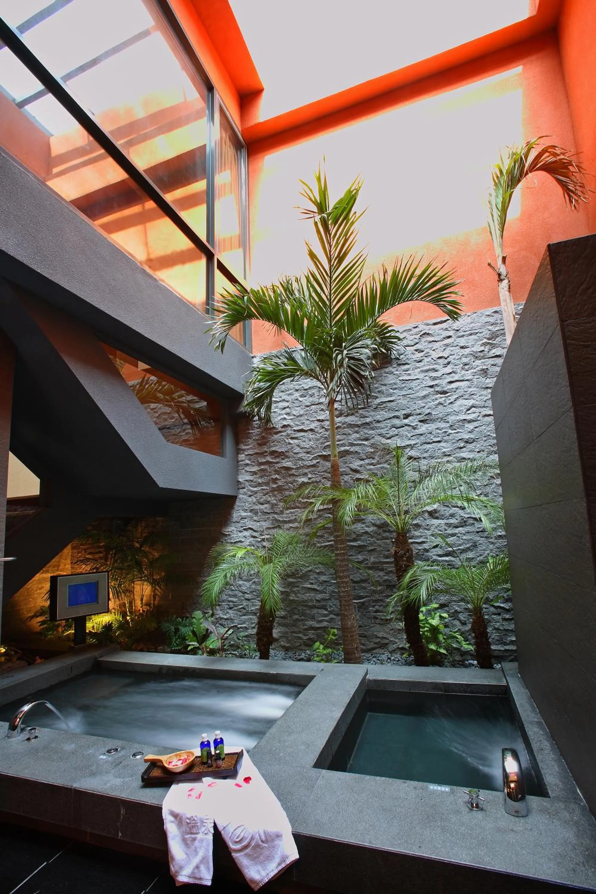 Open Air Bath in Spring SPA Motel 大里春天泡湯旅館