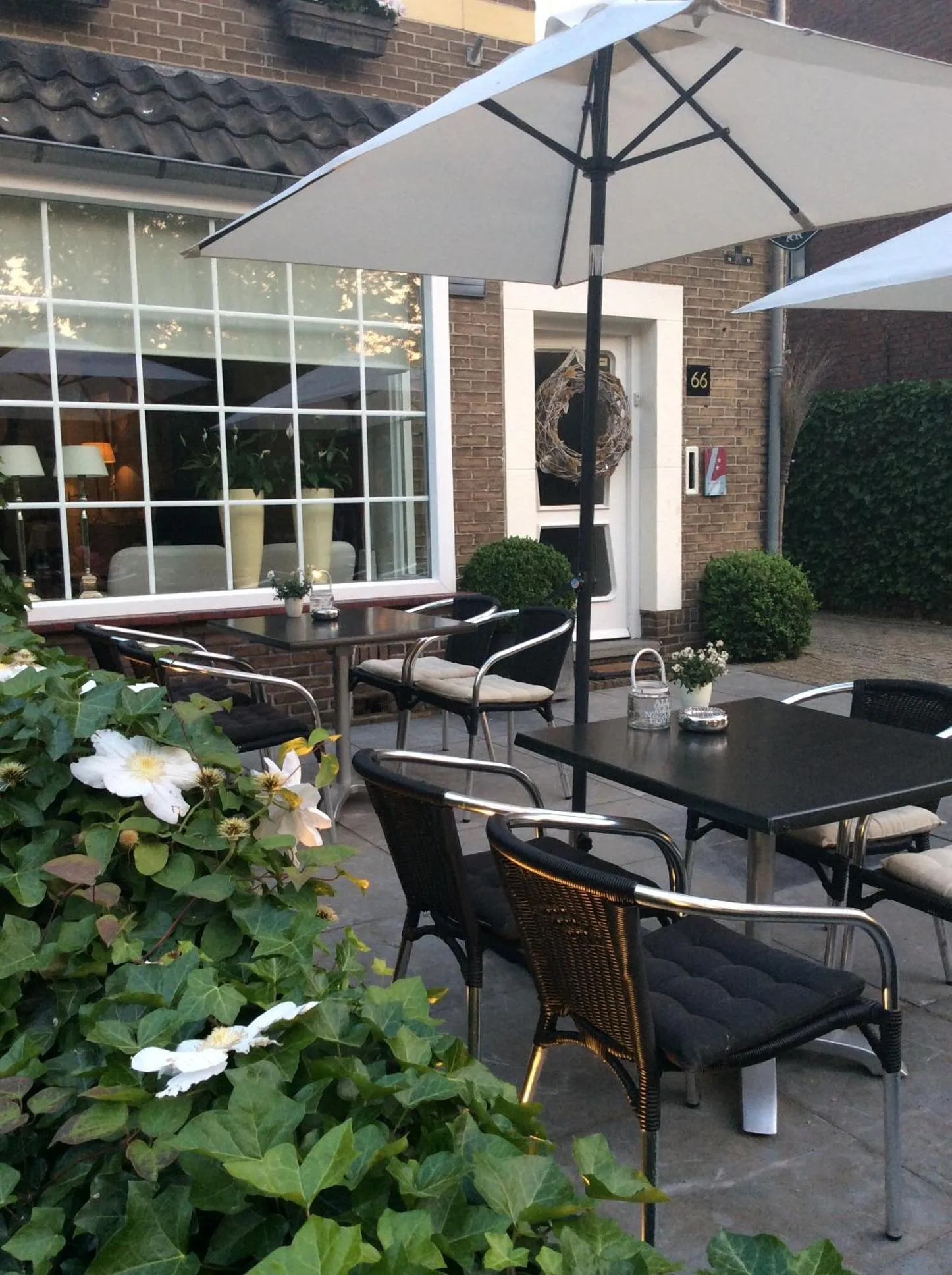 Garden view in Hotel Pension Oranje