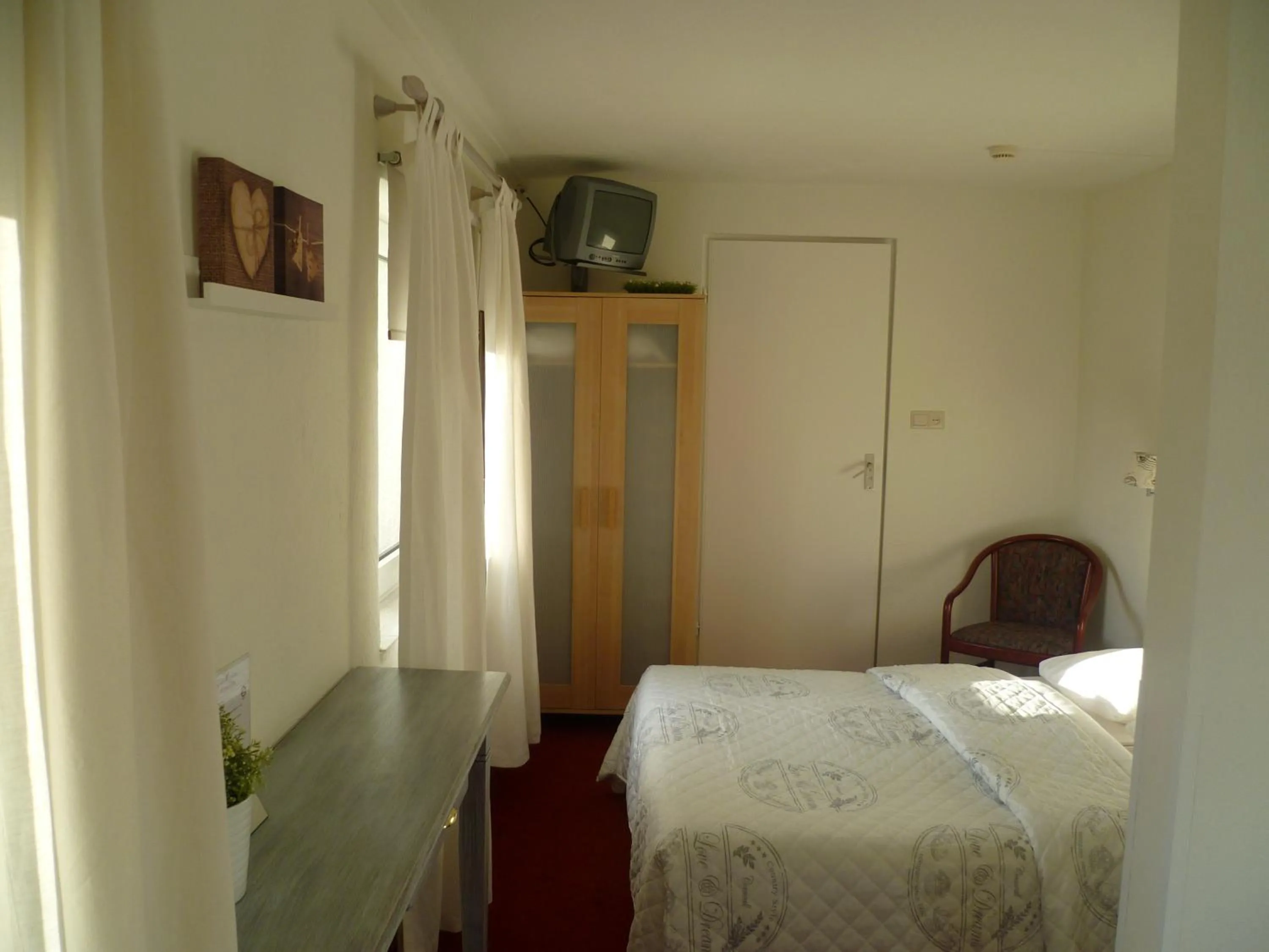 Photo of the whole room, Bed in Hotel Pension Oranje