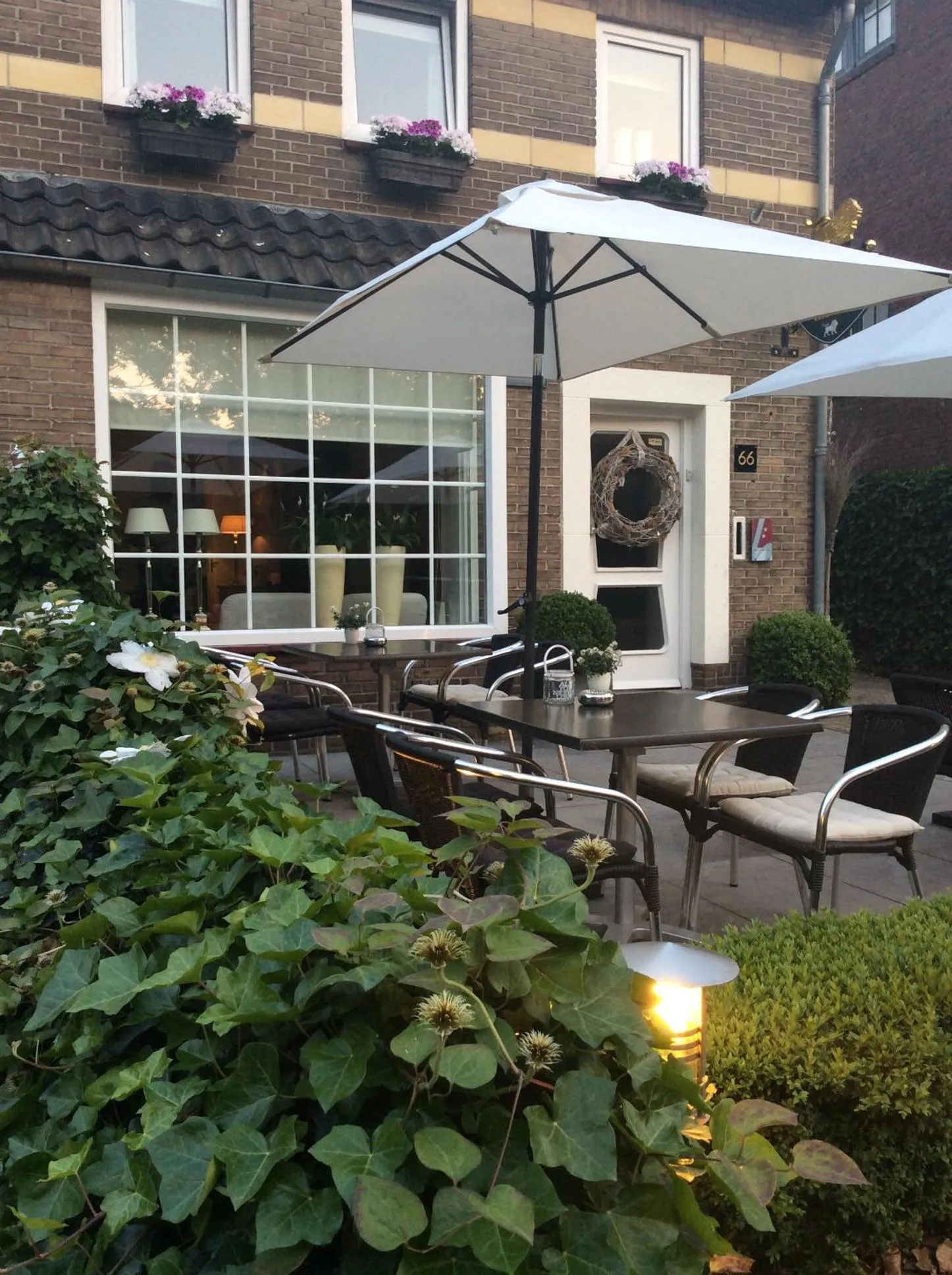 Garden view in Hotel Pension Oranje