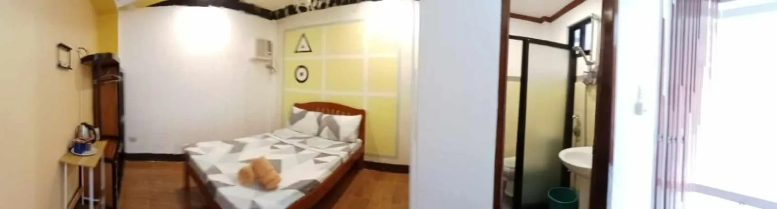 Bathroom, Bed in Vali-Joe Travel Lodge