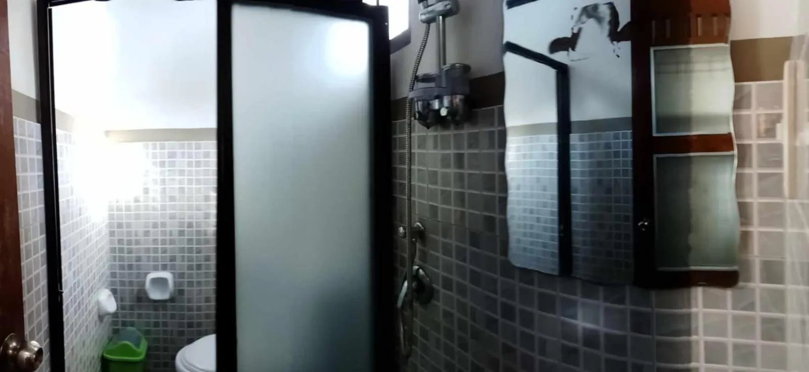 Shower in Vali-Joe Travel Lodge