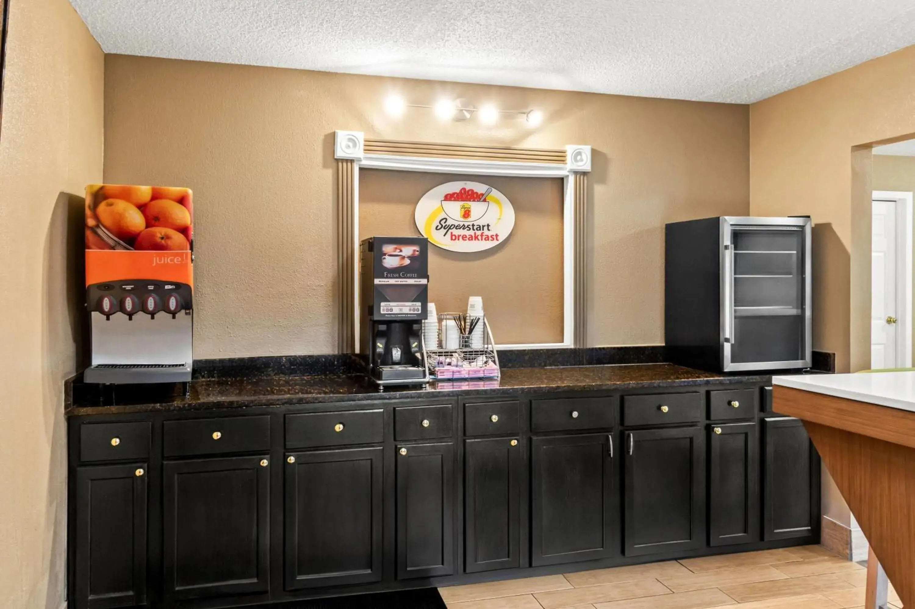 Property building in Super 8 by Wyndham Cincinnati-Springdale OH Property building in Super 8 by Wyndham Cincinnati-Springdale OH