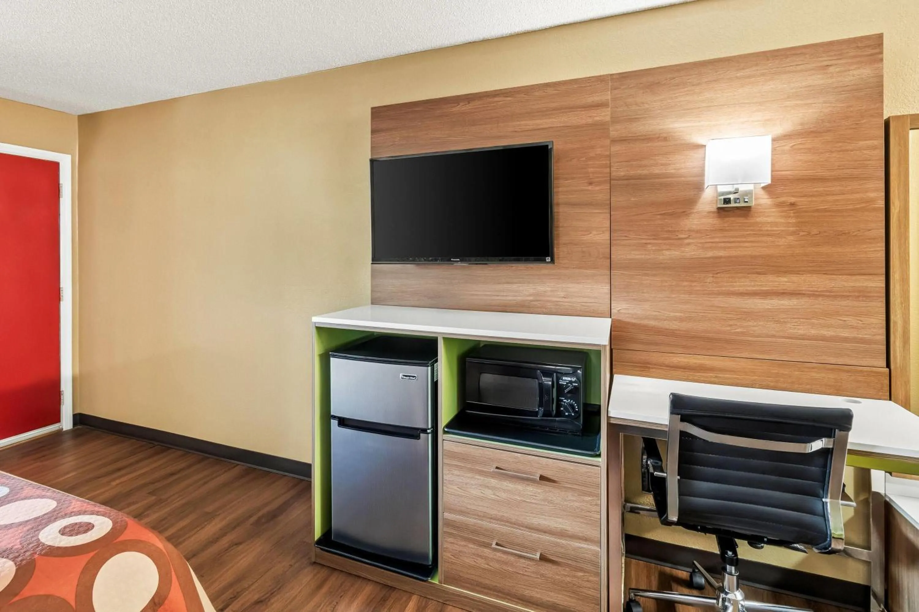 Bed in Super 8 by Wyndham Cincinnati-Springdale OH