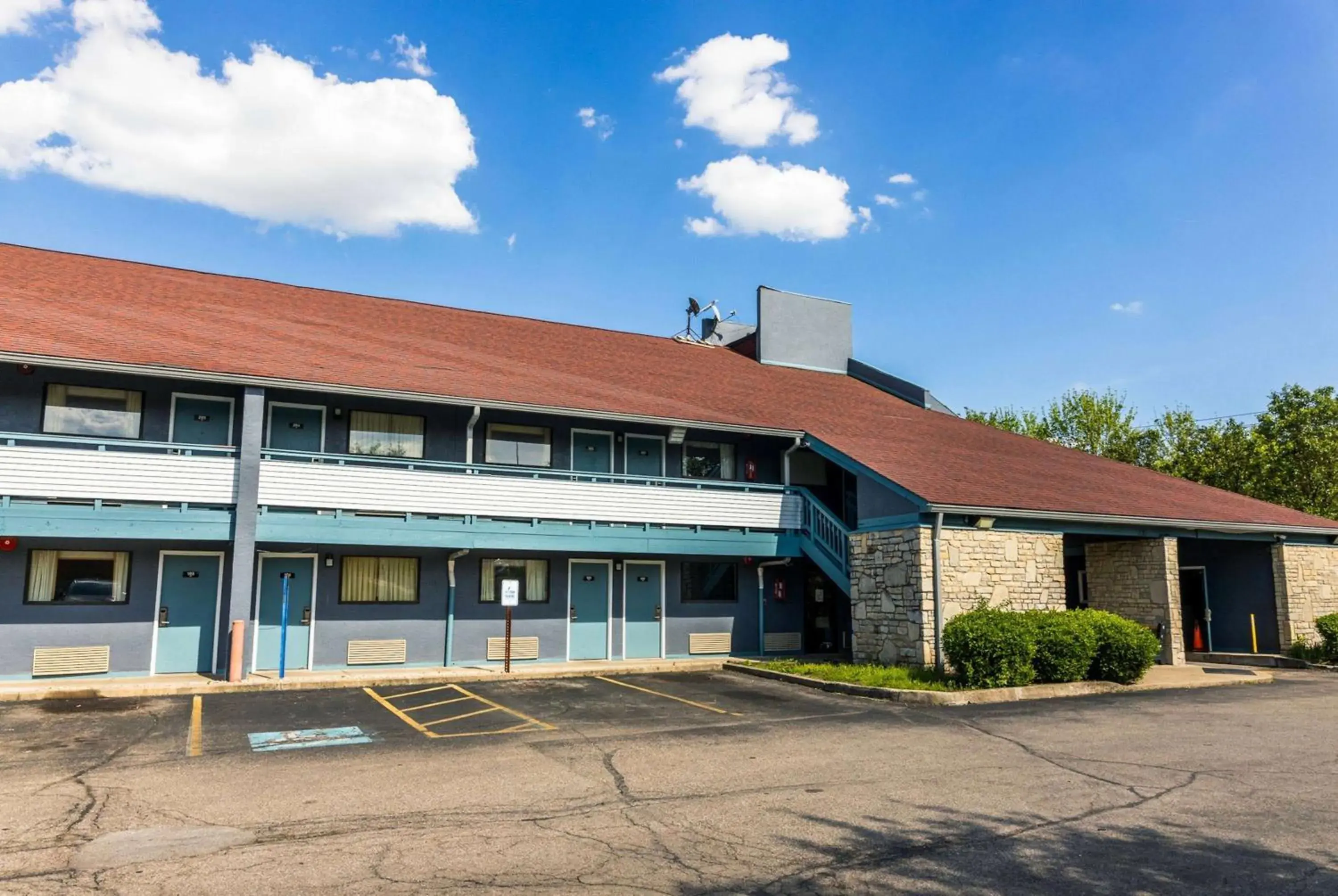 Property building in Super 8 by Wyndham Cincinnati-Springdale OH Property building in Super 8 by Wyndham Cincinnati-Springdale OH