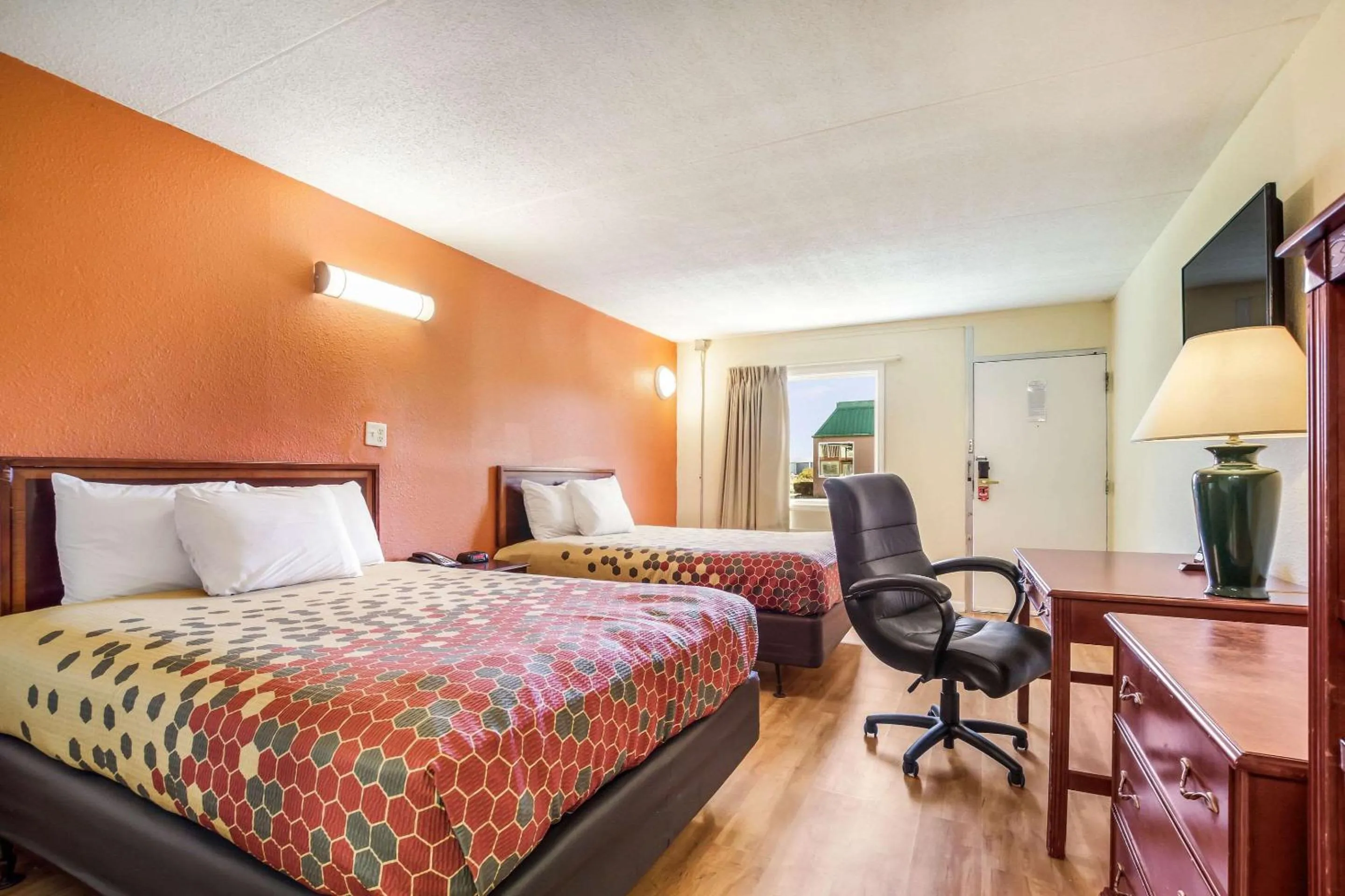 Photo of the whole room, Bed in Econo Lodge