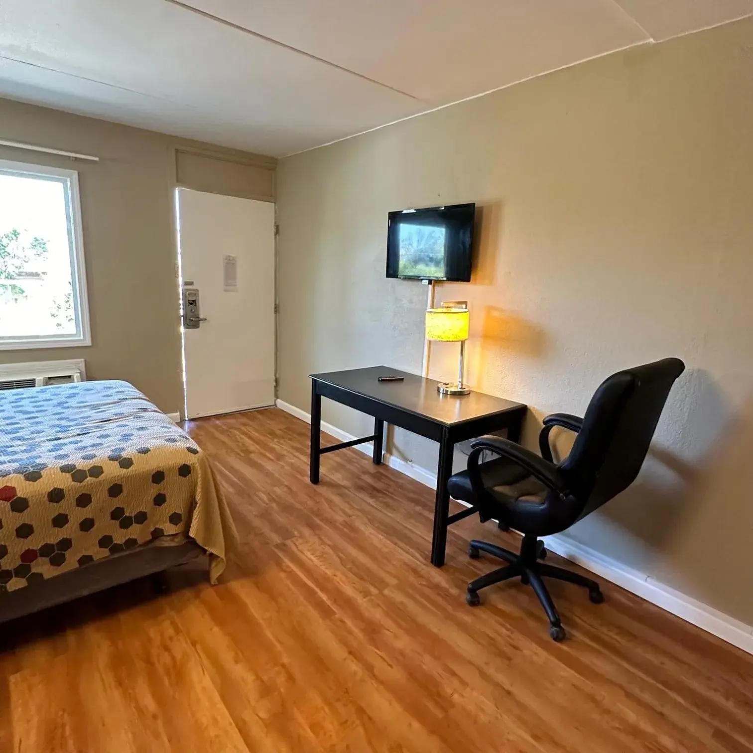 Bedroom, TV/Entertainment Center in Econo Lodge