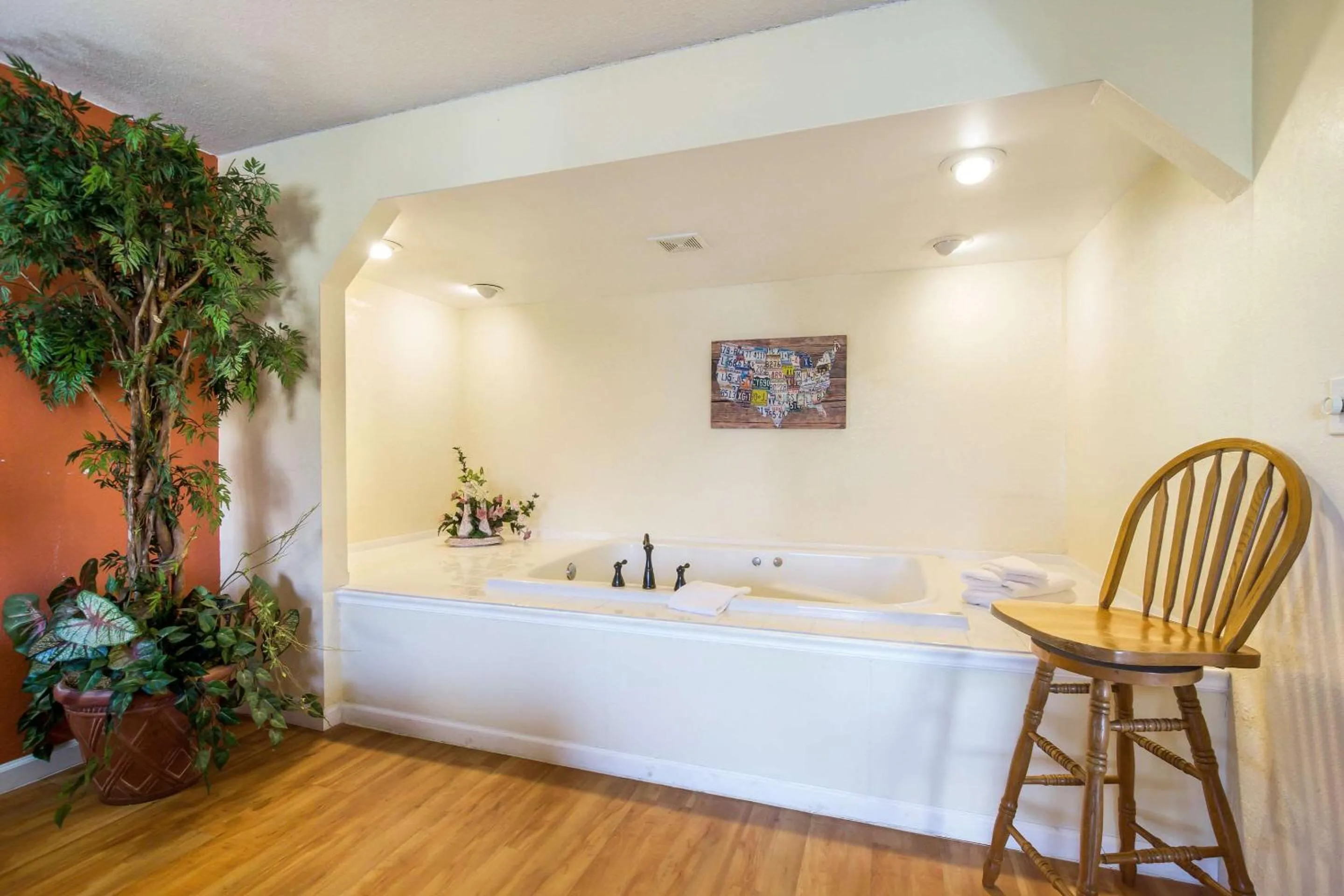 Bedroom in Econo Lodge