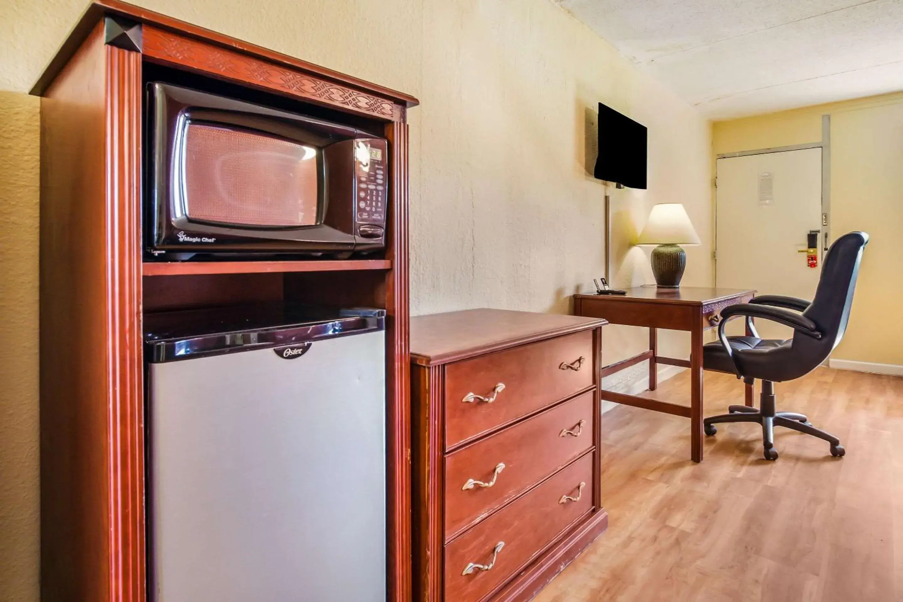 Photo of the whole room, Kitchen/Kitchenette in Econo Lodge
