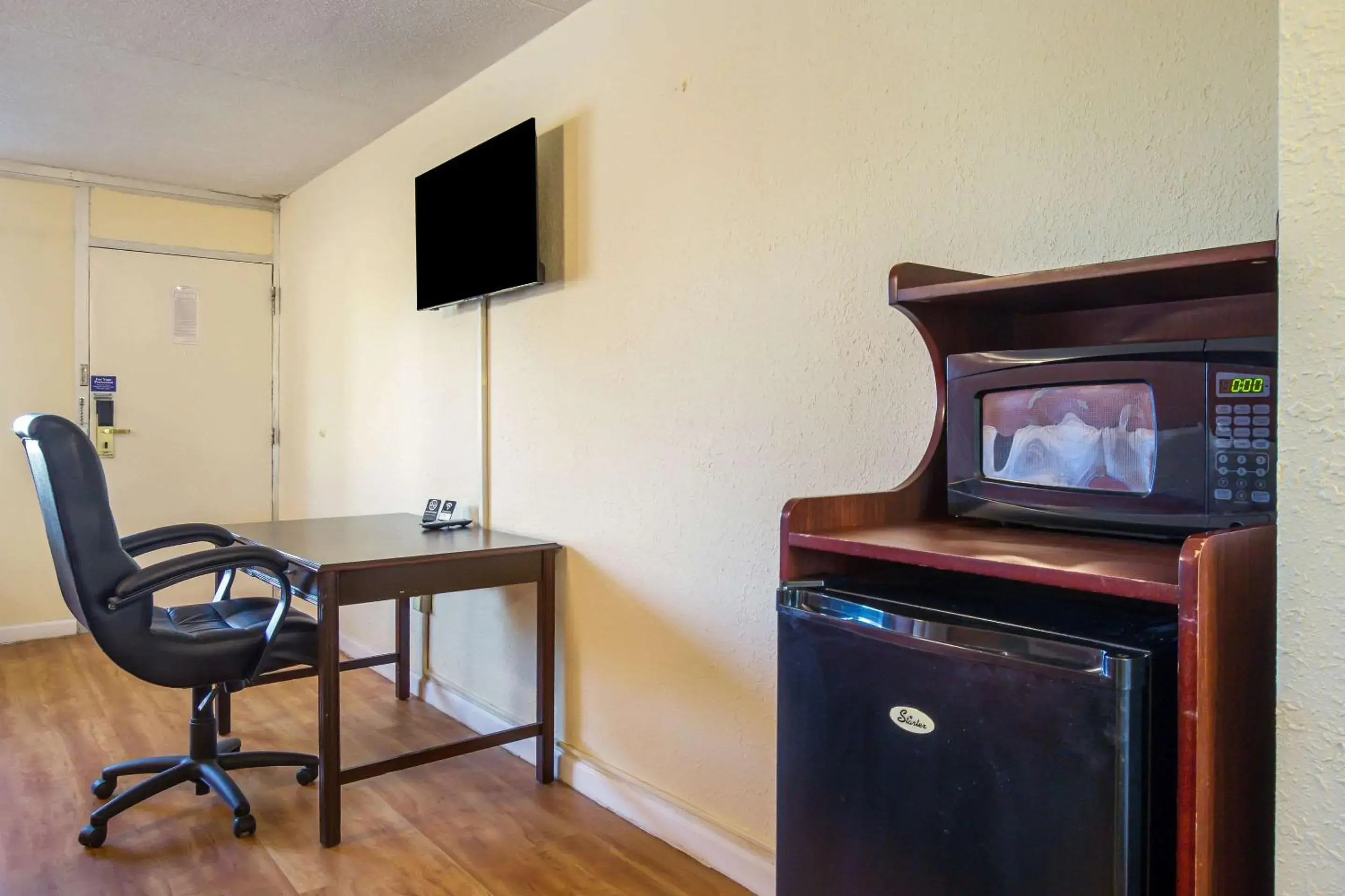 Photo of the whole room, TV/Entertainment Center in Econo Lodge