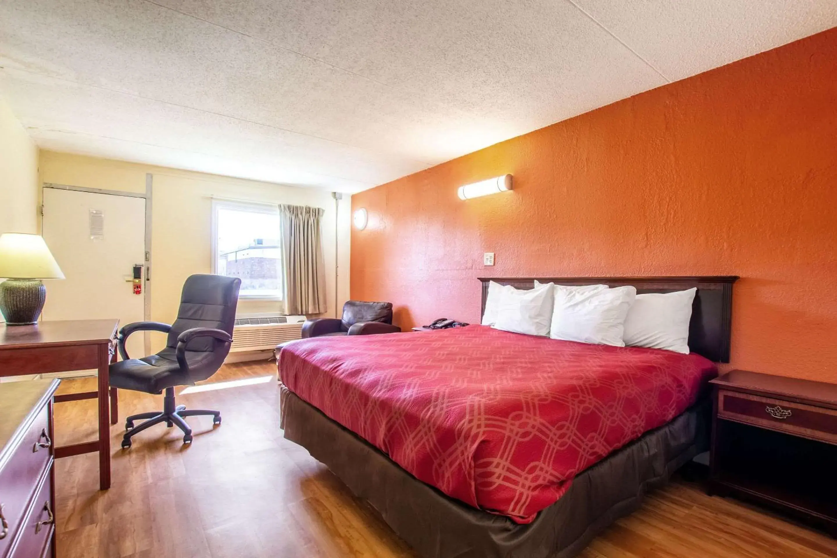 Photo of the whole room, Bed in Econo Lodge