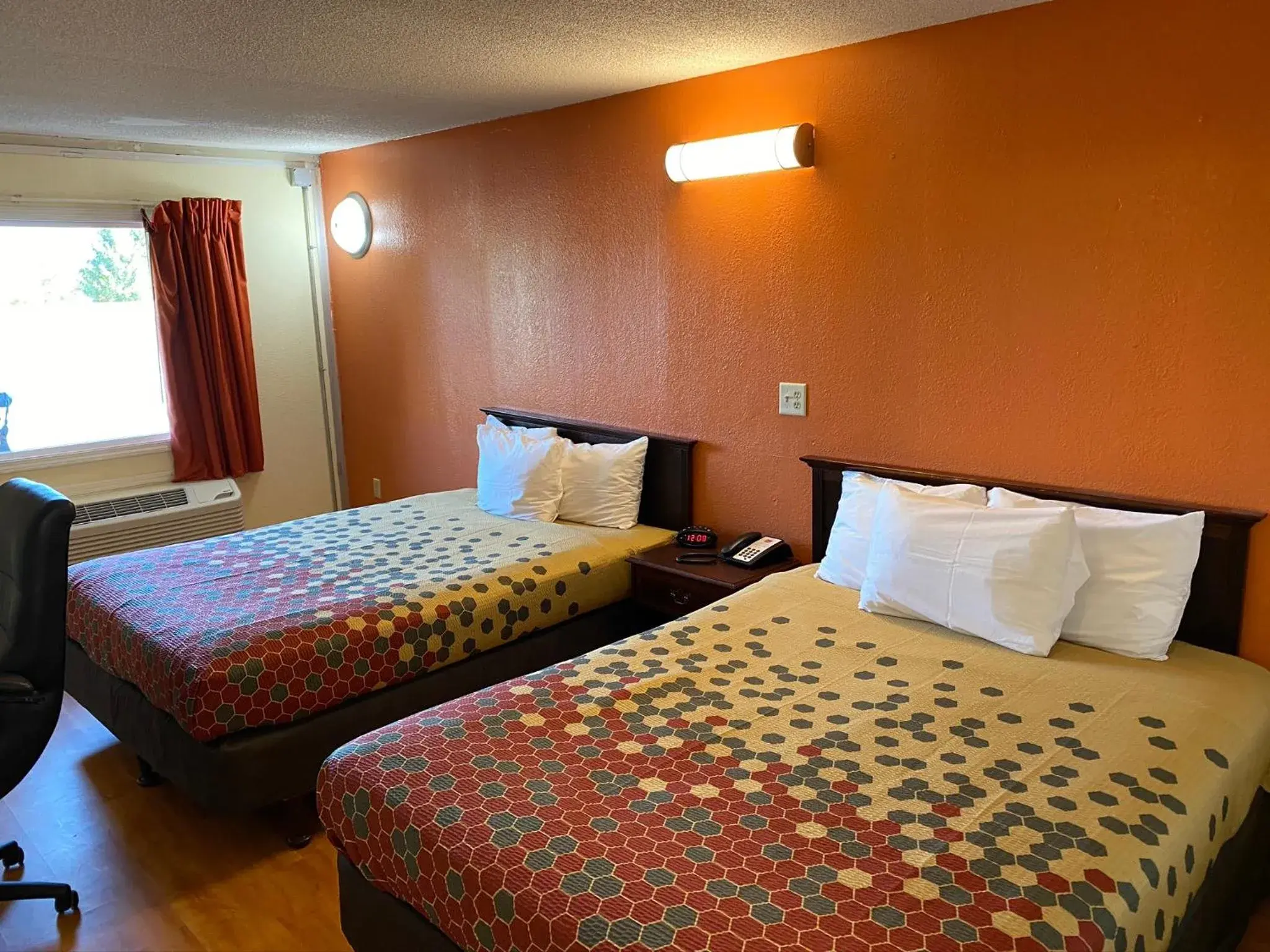 Bedroom, Bed in Econo Lodge
