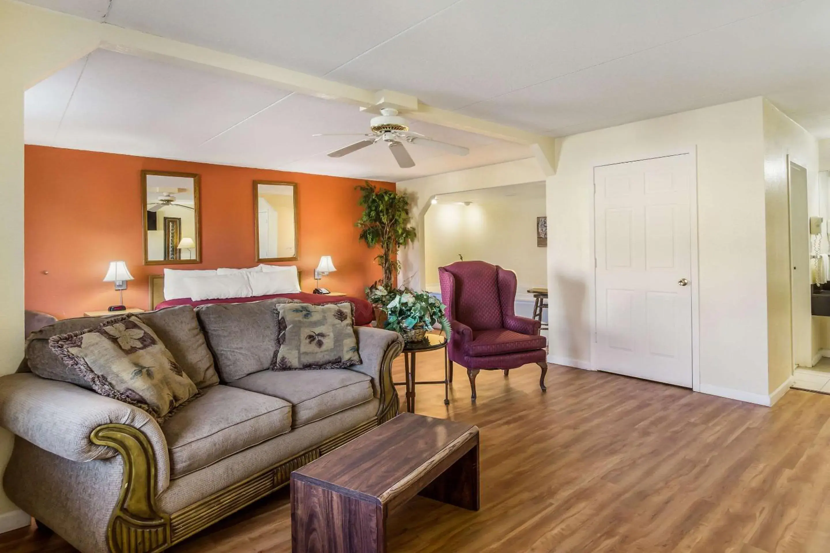 Bedroom, Seating Area in Econo Lodge