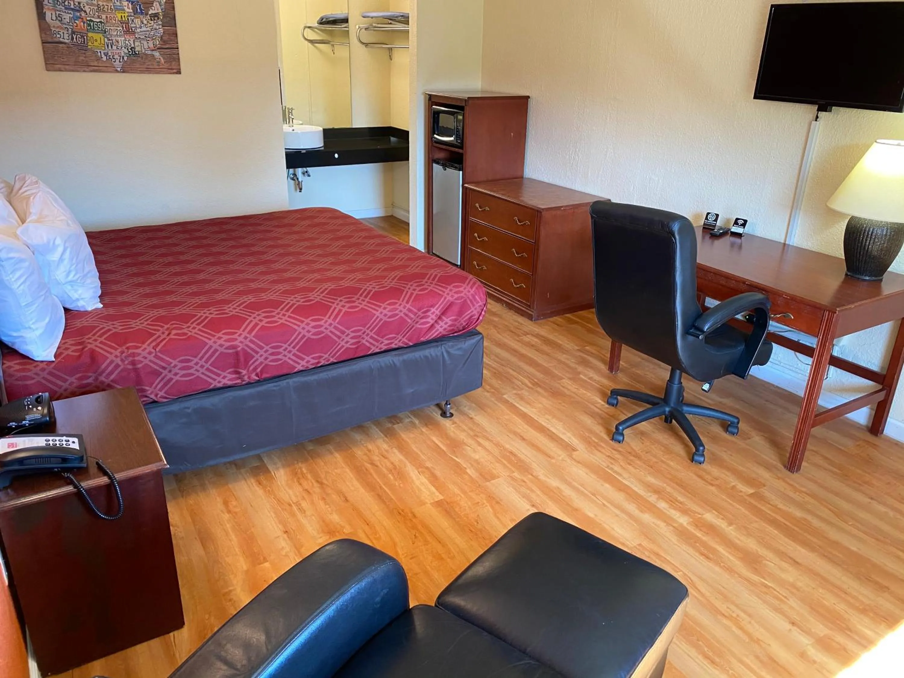 Bedroom, Bed in Econo Lodge