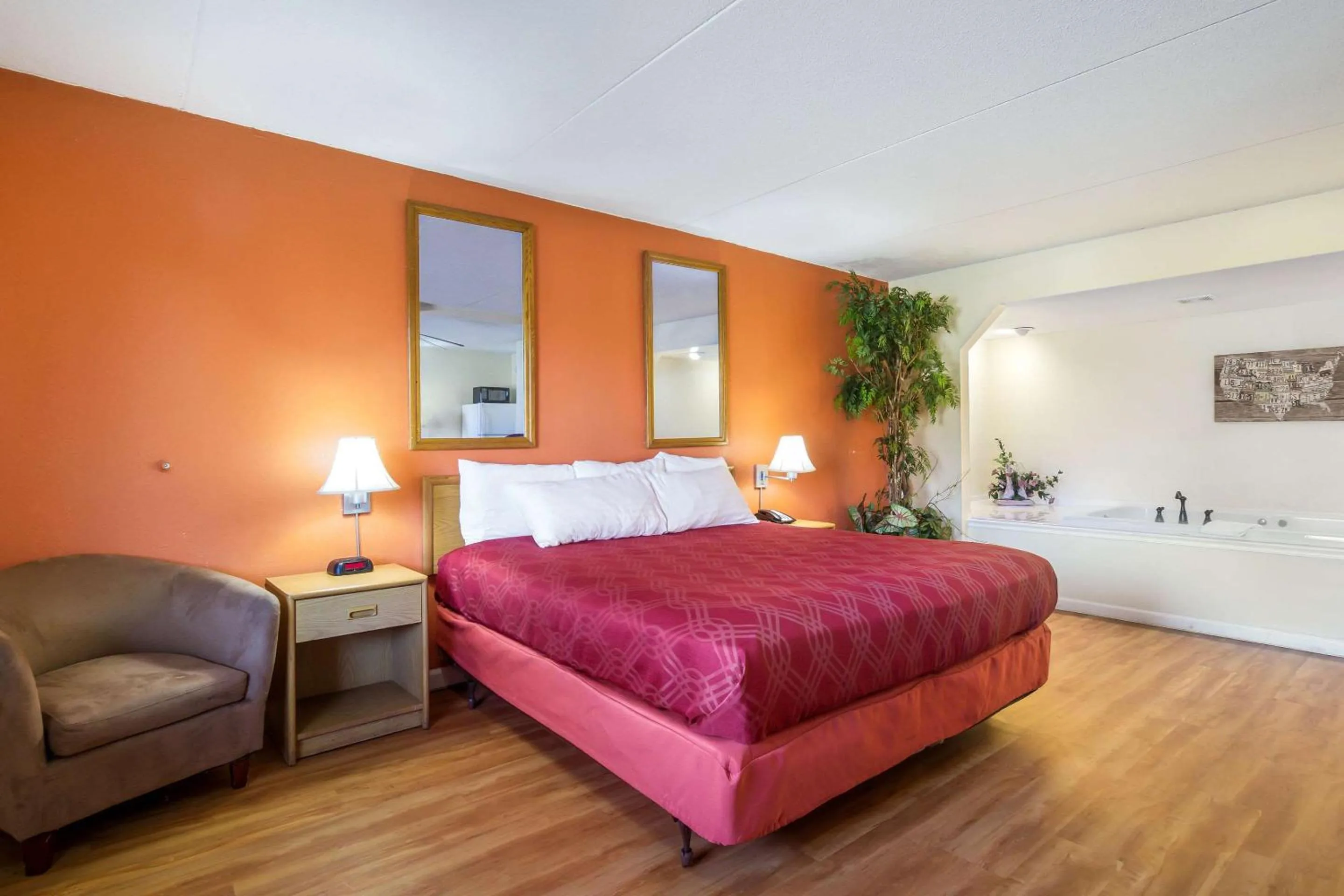 Bedroom, Bed in Econo Lodge