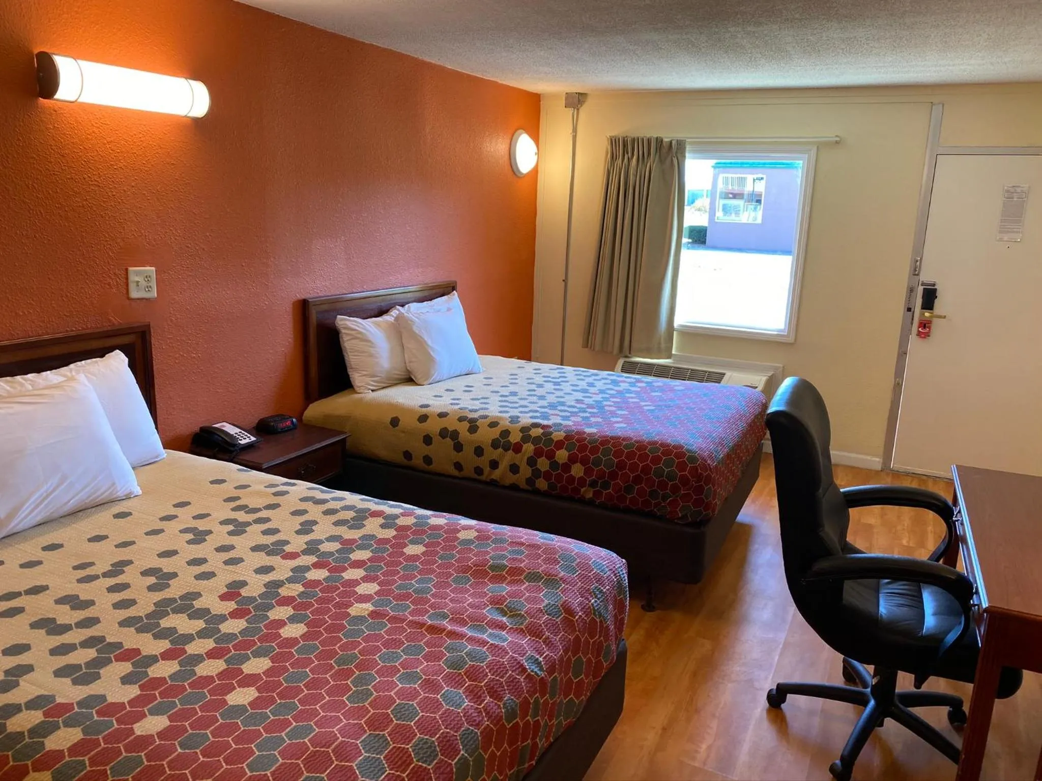 Bedroom, Bed in Econo Lodge