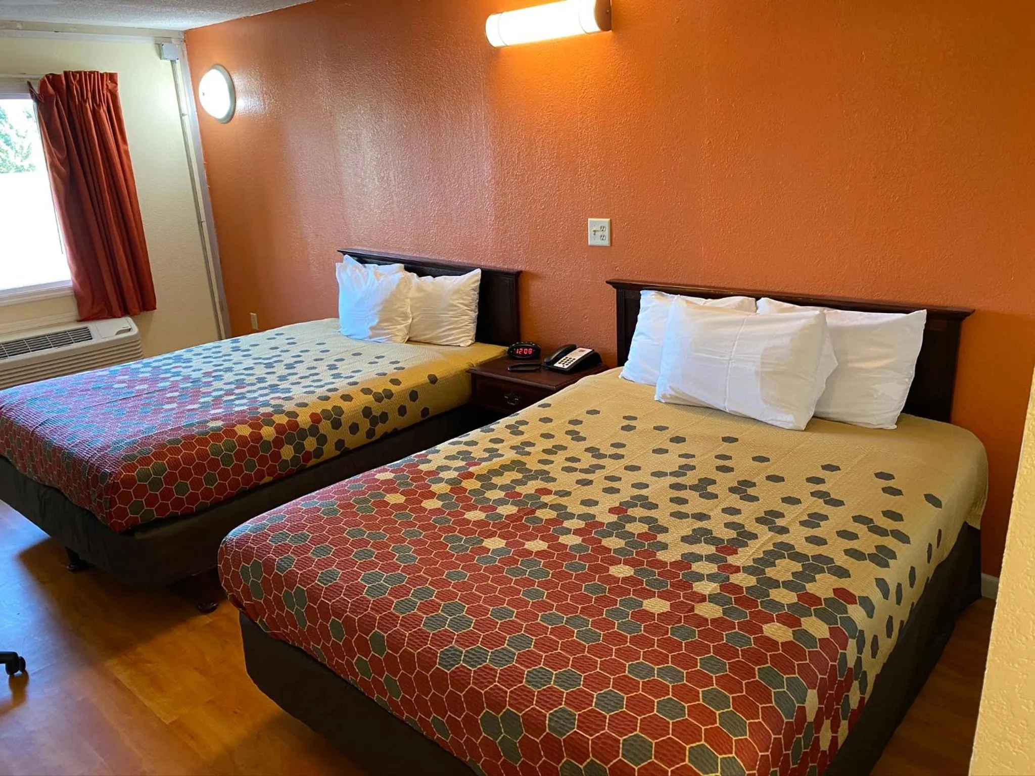 Bedroom, Bed in Econo Lodge