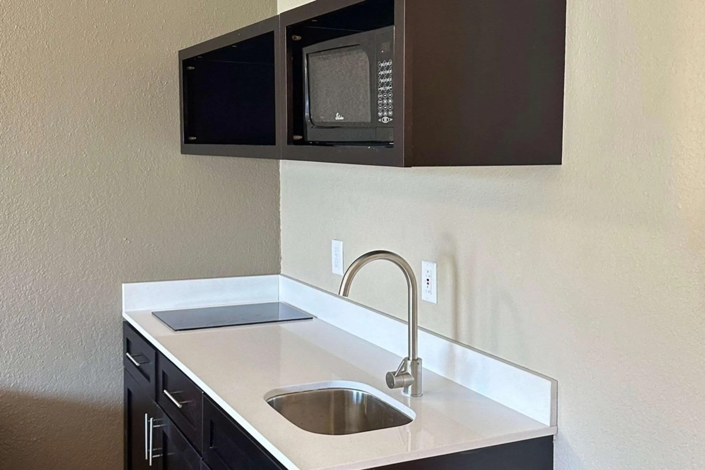 Bedroom, Kitchen/Kitchenette in Econo Lodge