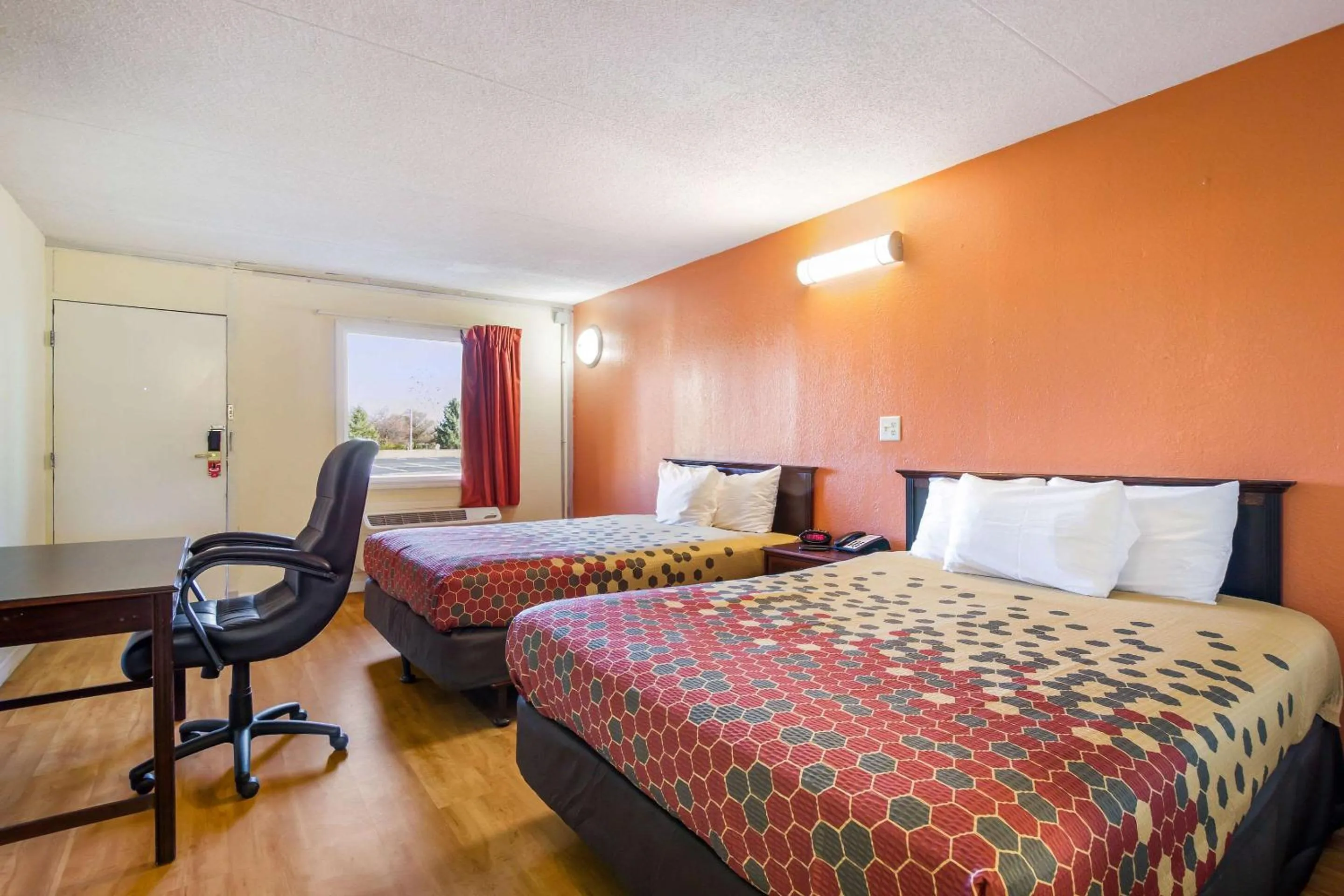 Photo of the whole room, Bed in Econo Lodge