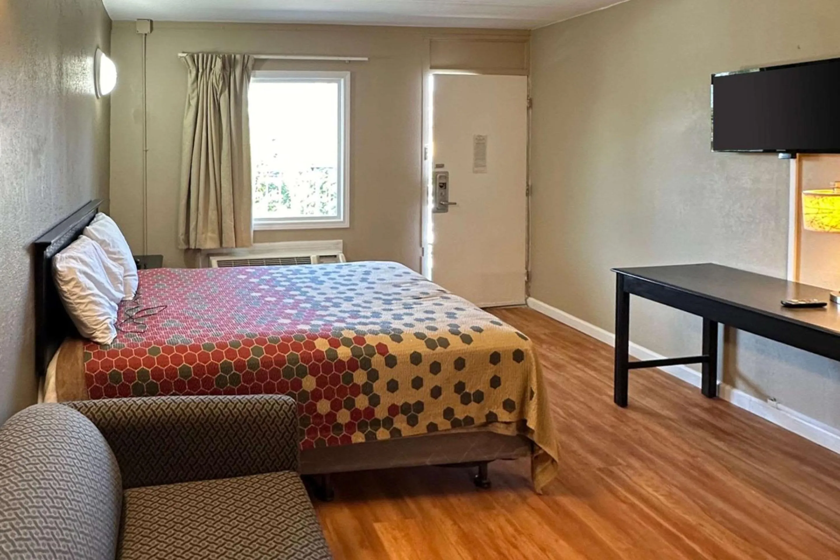 Bedroom, Bed in Econo Lodge