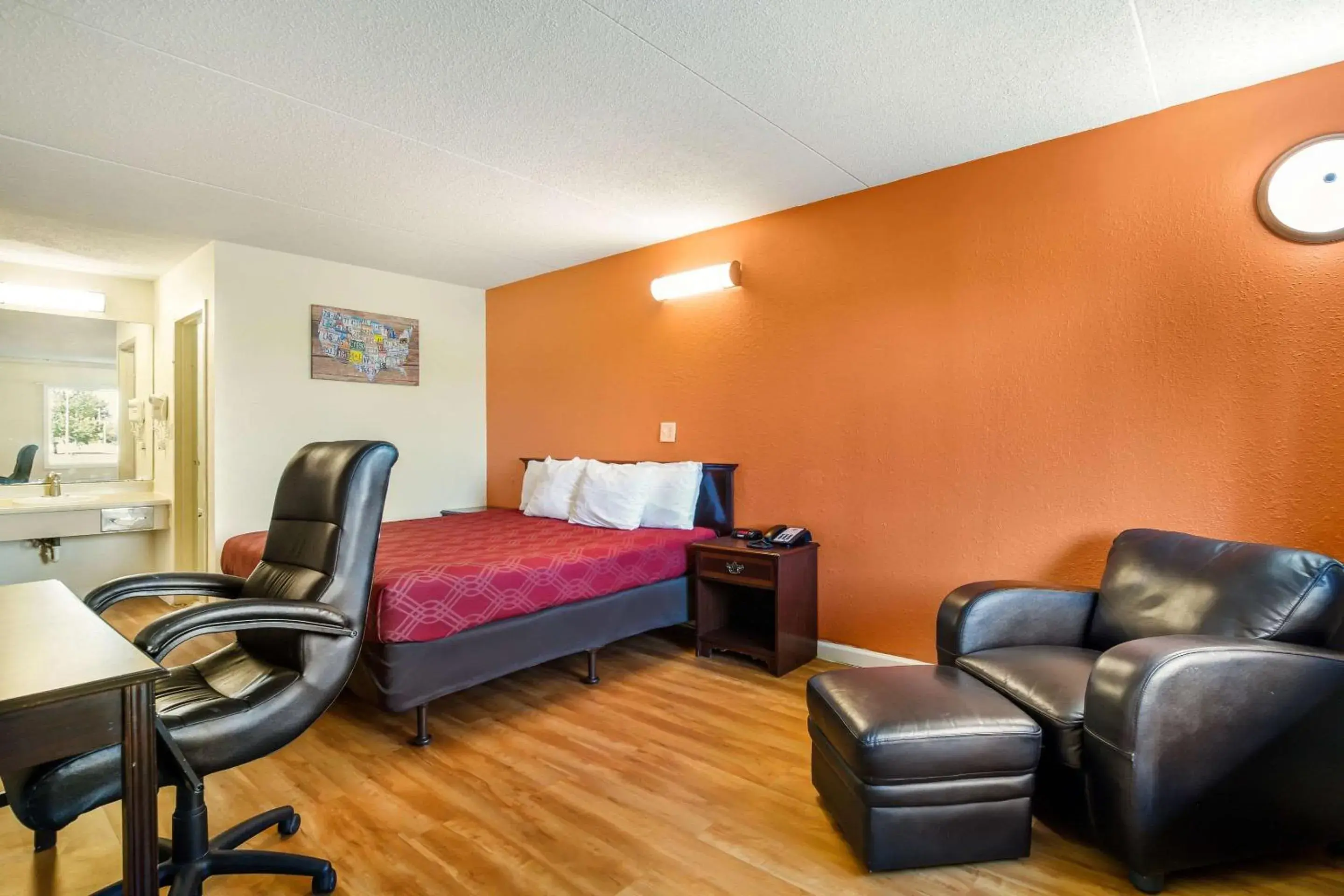 Photo of the whole room in Econo Lodge