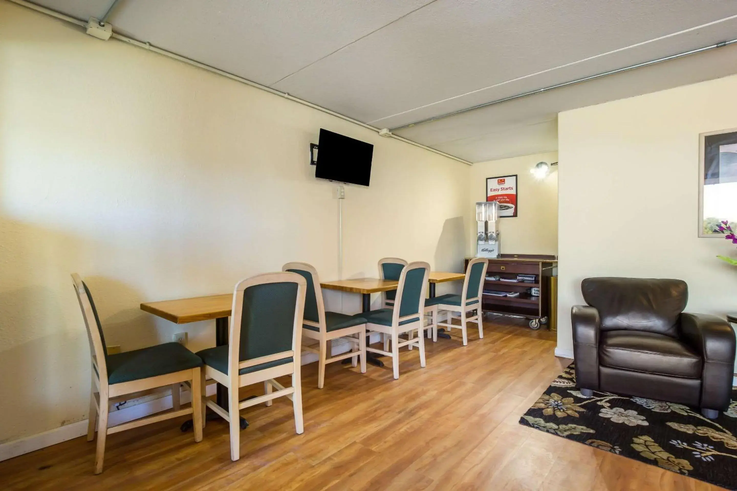 Lobby or reception, Dining Area in Econo Lodge