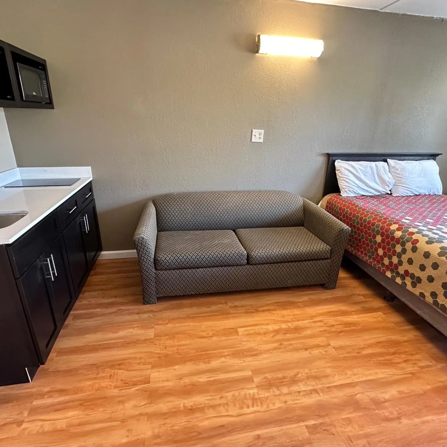 Kitchen or kitchenette, Bed in Econo Lodge