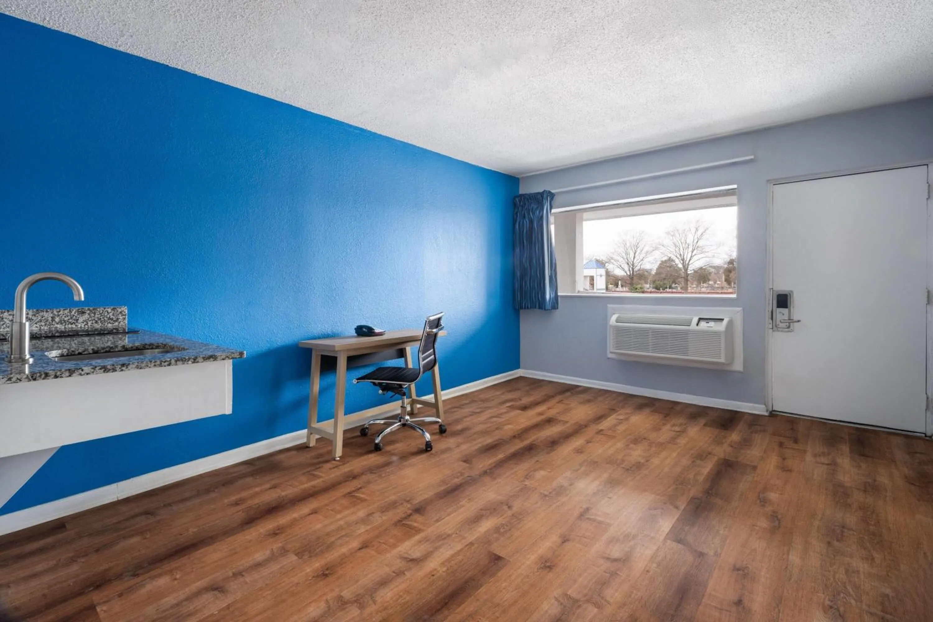 Photo of the whole room in Super 8 by Wyndham Portsmouth - Norfolk