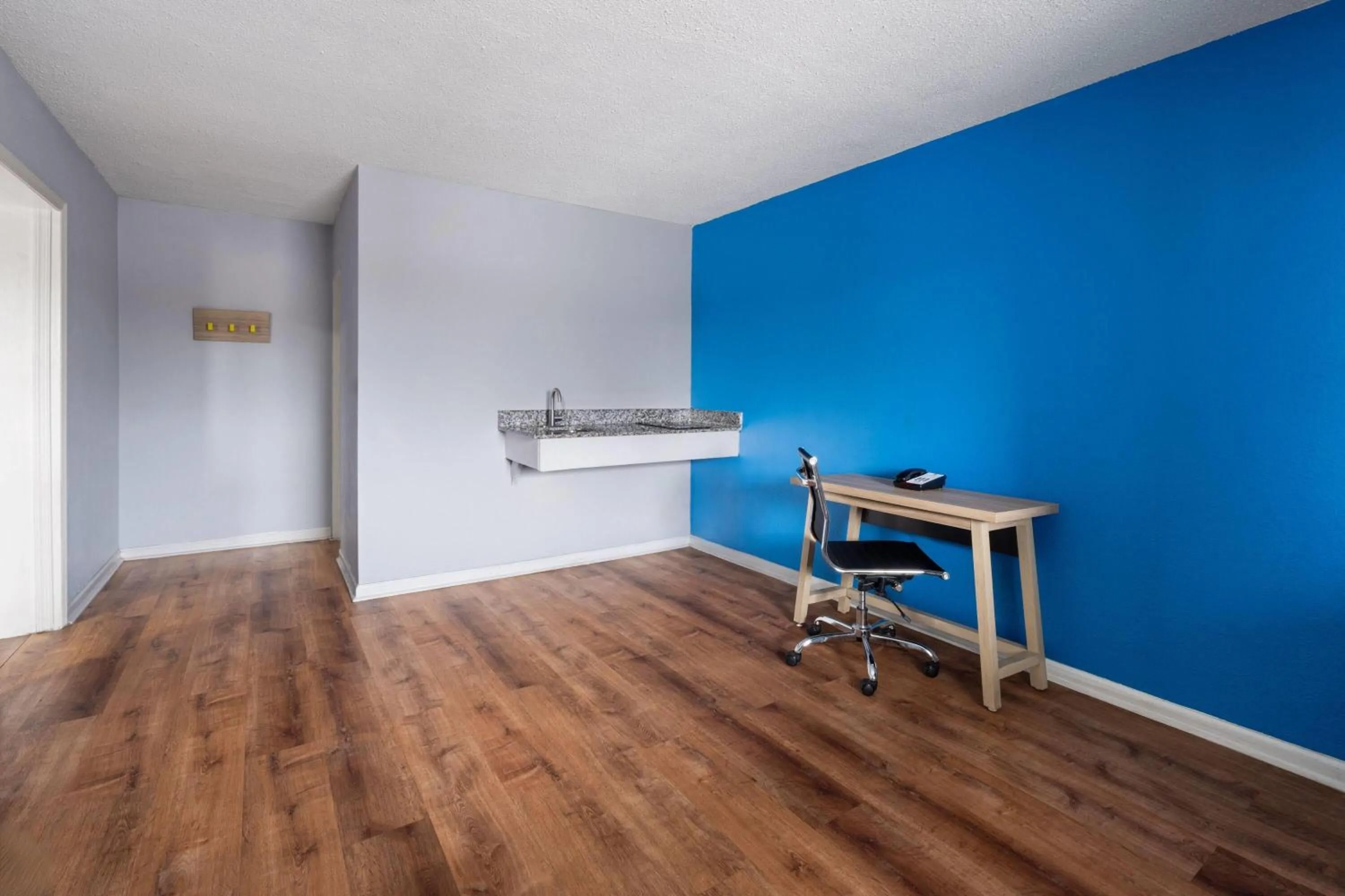 Photo of the whole room in Super 8 by Wyndham Portsmouth - Norfolk