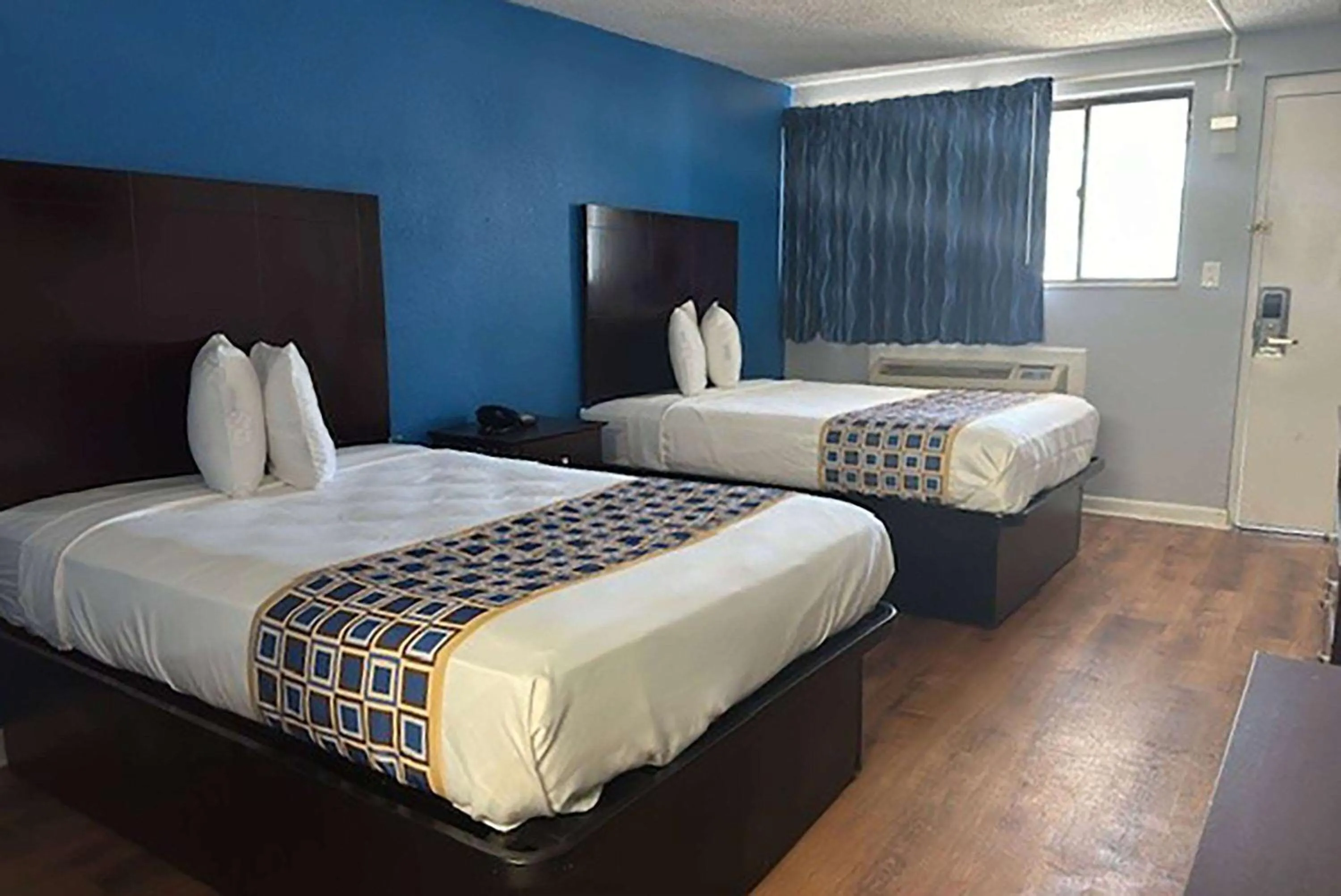 Photo of the whole room, Bed in Super 8 by Wyndham Portsmouth - Norfolk
