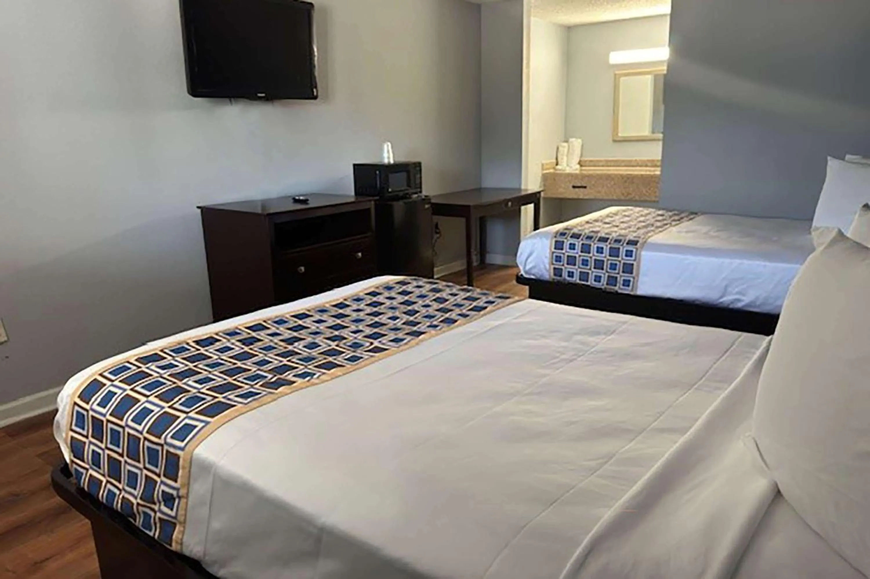 Photo of the whole room, Bed in Super 8 by Wyndham Portsmouth - Norfolk