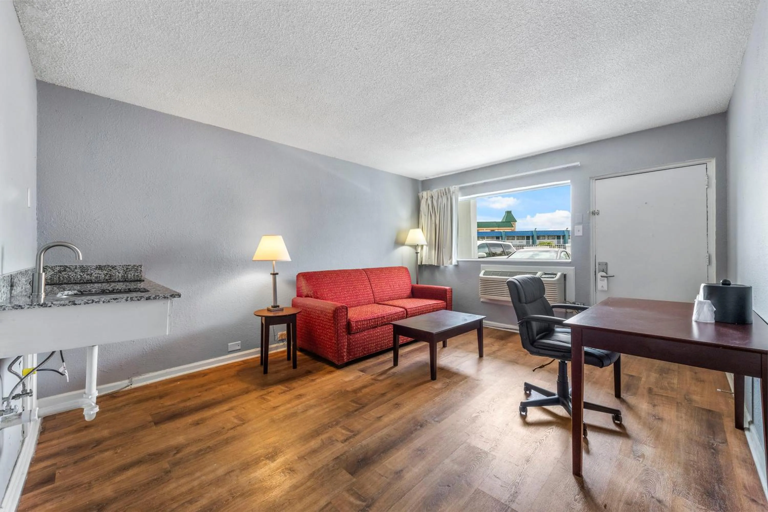 Super 8 by Wyndham Portsmouth - Norfolk