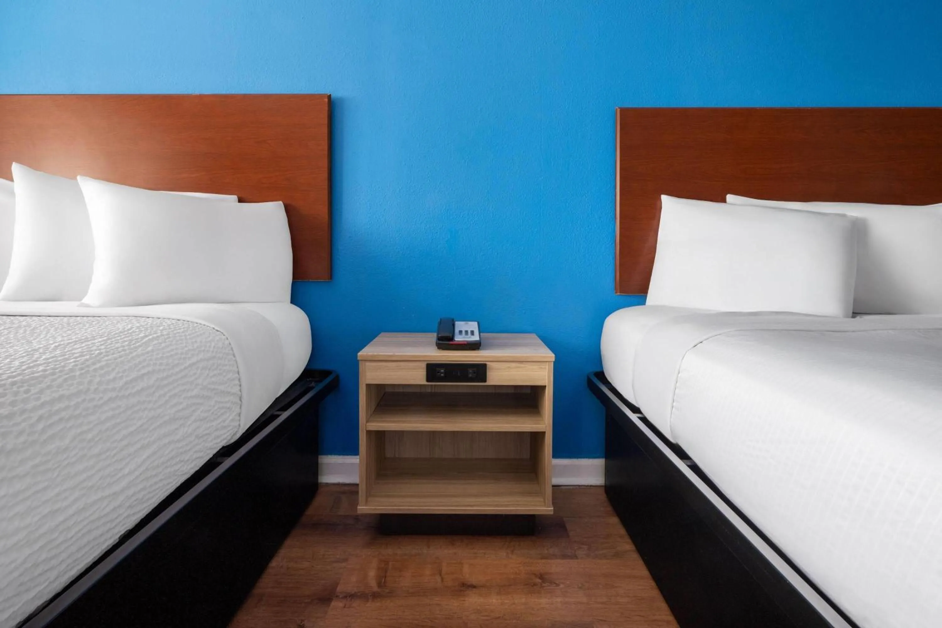 Photo of the whole room, Bed in Super 8 by Wyndham Portsmouth - Norfolk