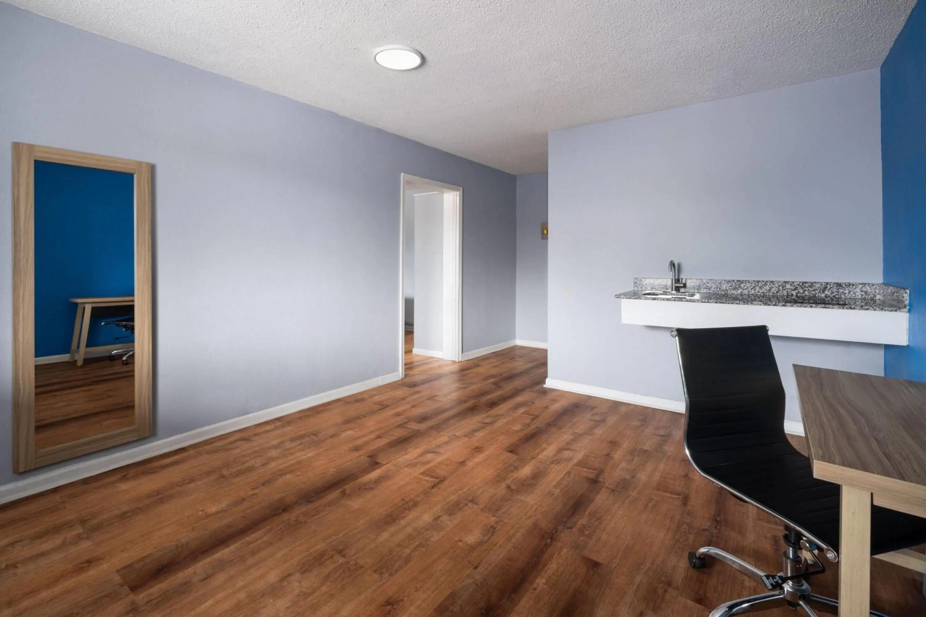 Photo of the whole room in Super 8 by Wyndham Portsmouth - Norfolk