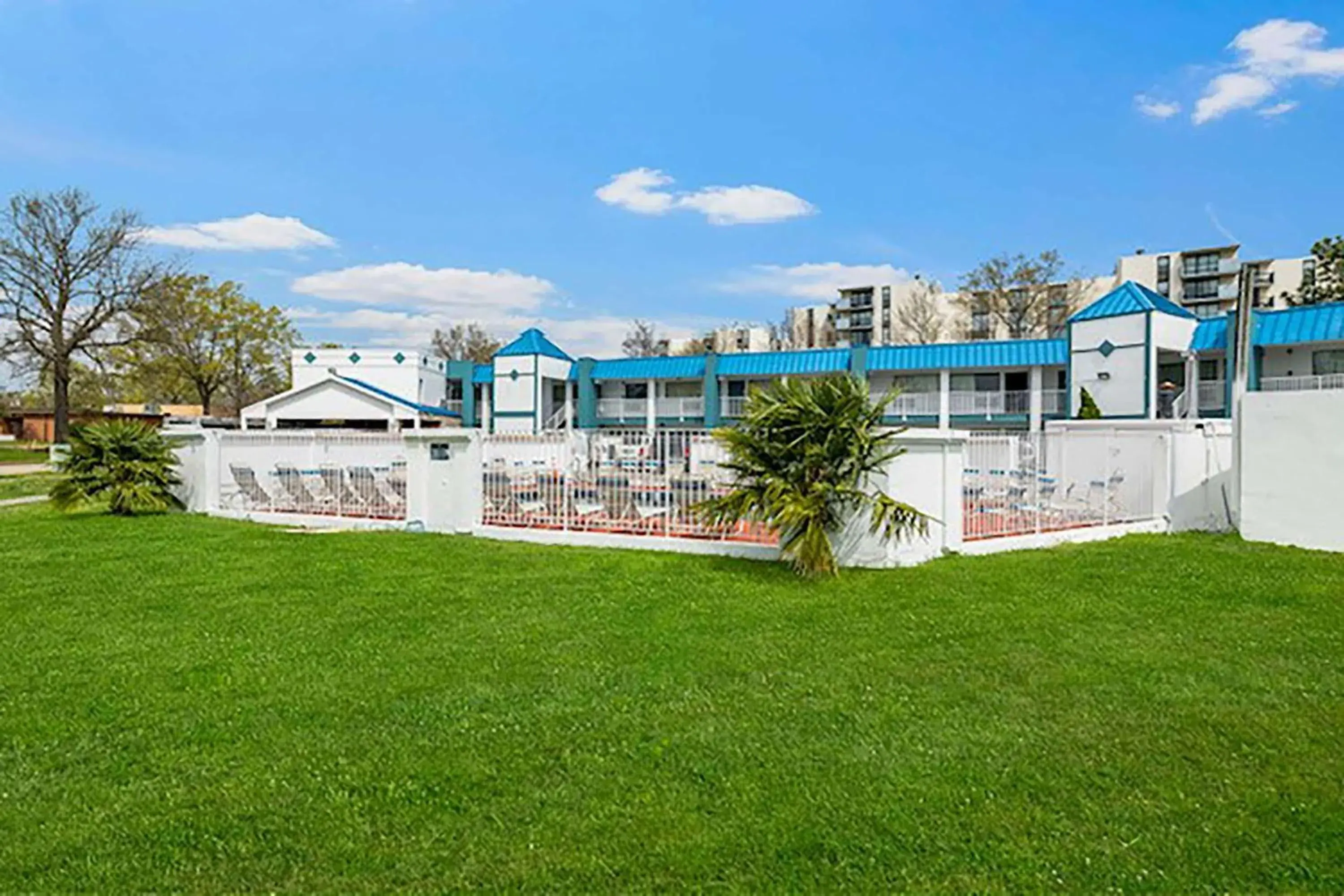 Property building in Super 8 by Wyndham Portsmouth - Norfolk Property building in Super 8 by Wyndham Portsmouth - Norfolk