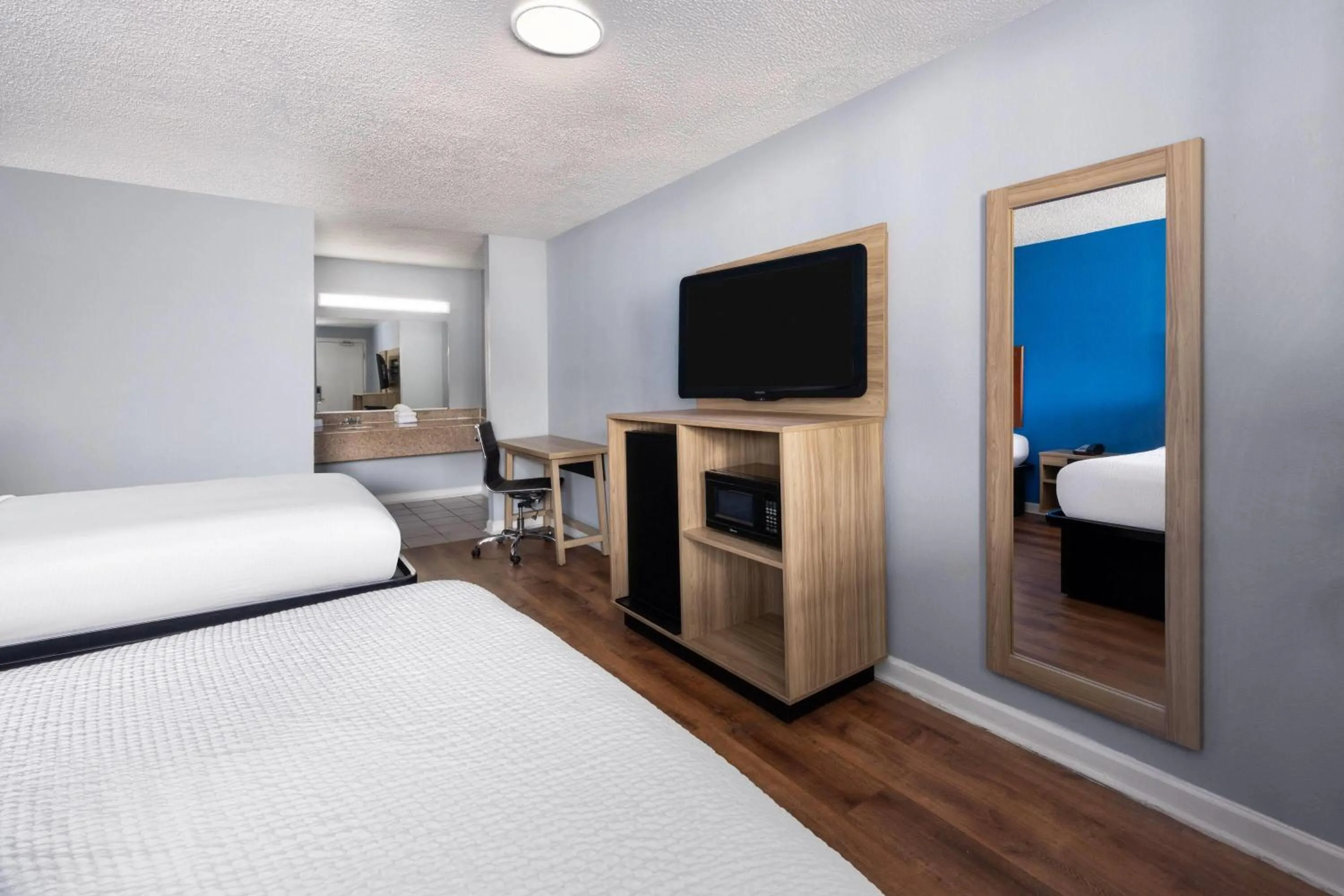 Photo of the whole room, Bed in Super 8 by Wyndham Portsmouth - Norfolk